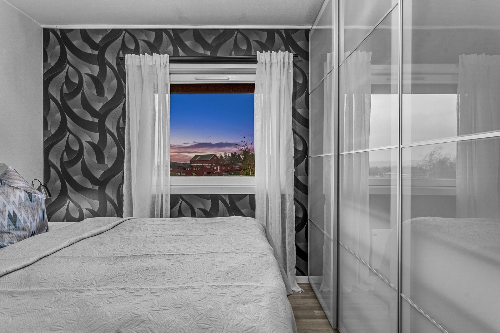 Husvalende soverom med fin utsikt fra vinduet! Galleribilde