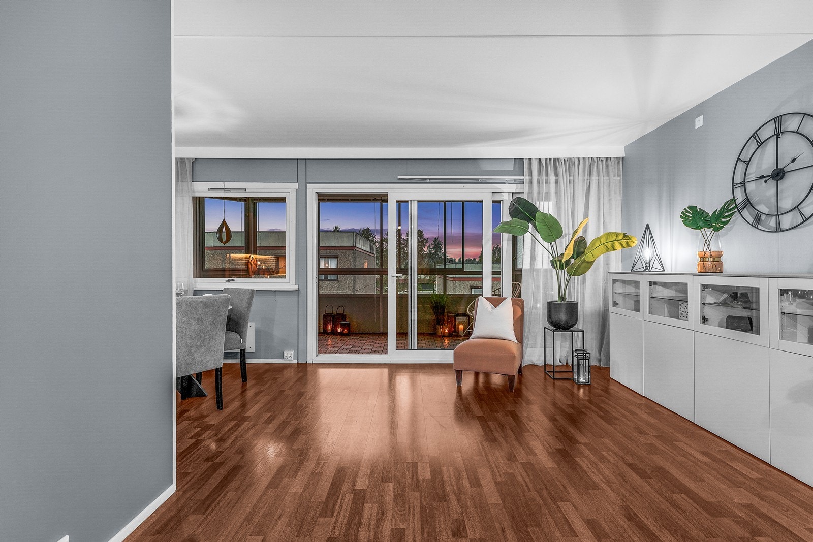 Her kan flere slappe av samtidig. En skyvedør med stor vindusflate fører deg ut til en romslig innglasset veranda med gode solforhold på ettermiddag/kveld! Galleribilde