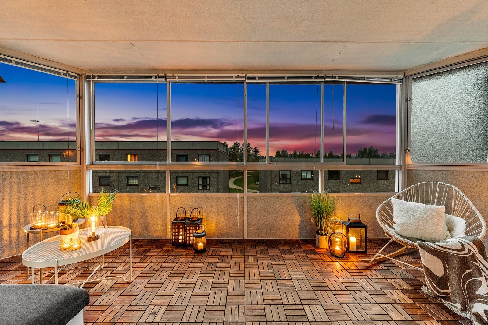 Smakfull innglasset veranda på 14 kvm, som fungerer flott som et ekstra rom ved store deler av året! Galleribilde