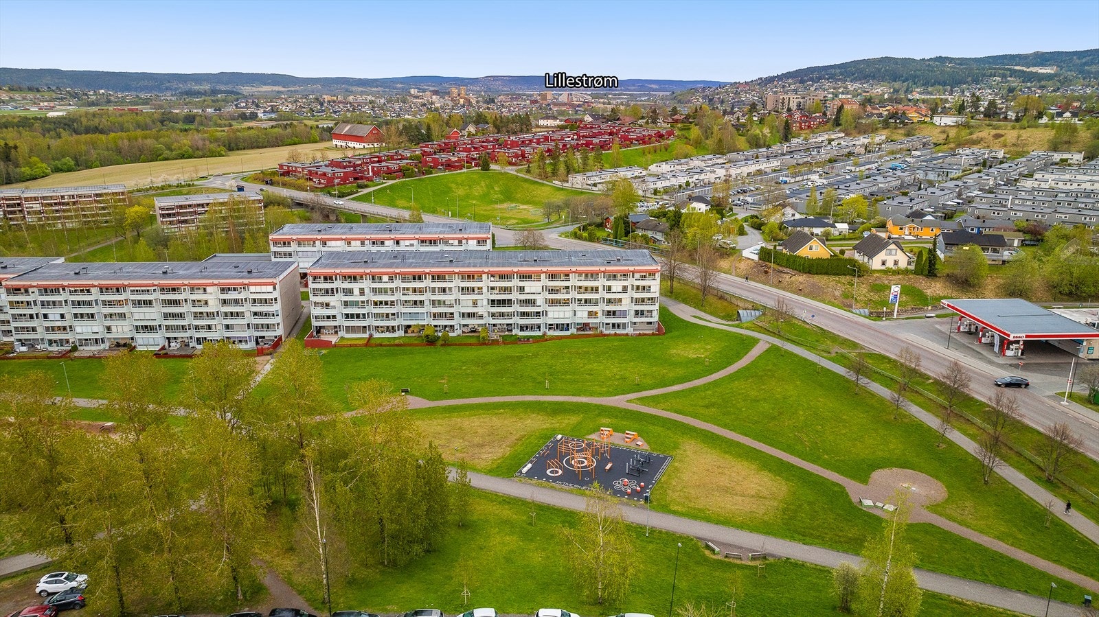 Fellesarealene er opparbeidet med plen, beplantning/ prydbusker og lekeplasser. Deler av tomta er naturtomt med trær og naturlig vegetasjon! Galleribilde