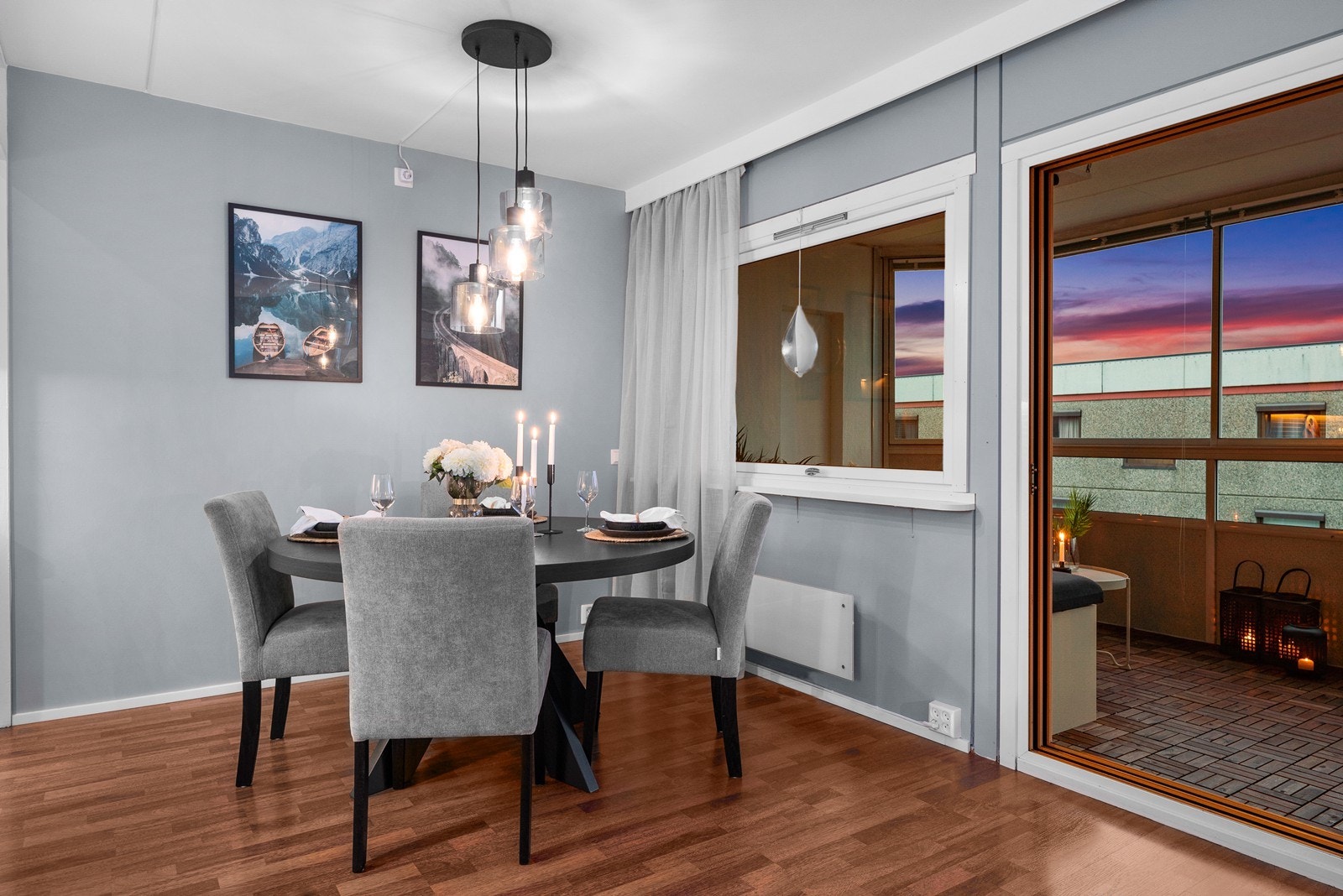 Nyt herlige måltider ved gode vindusflater og stor veranda! Galleribilde