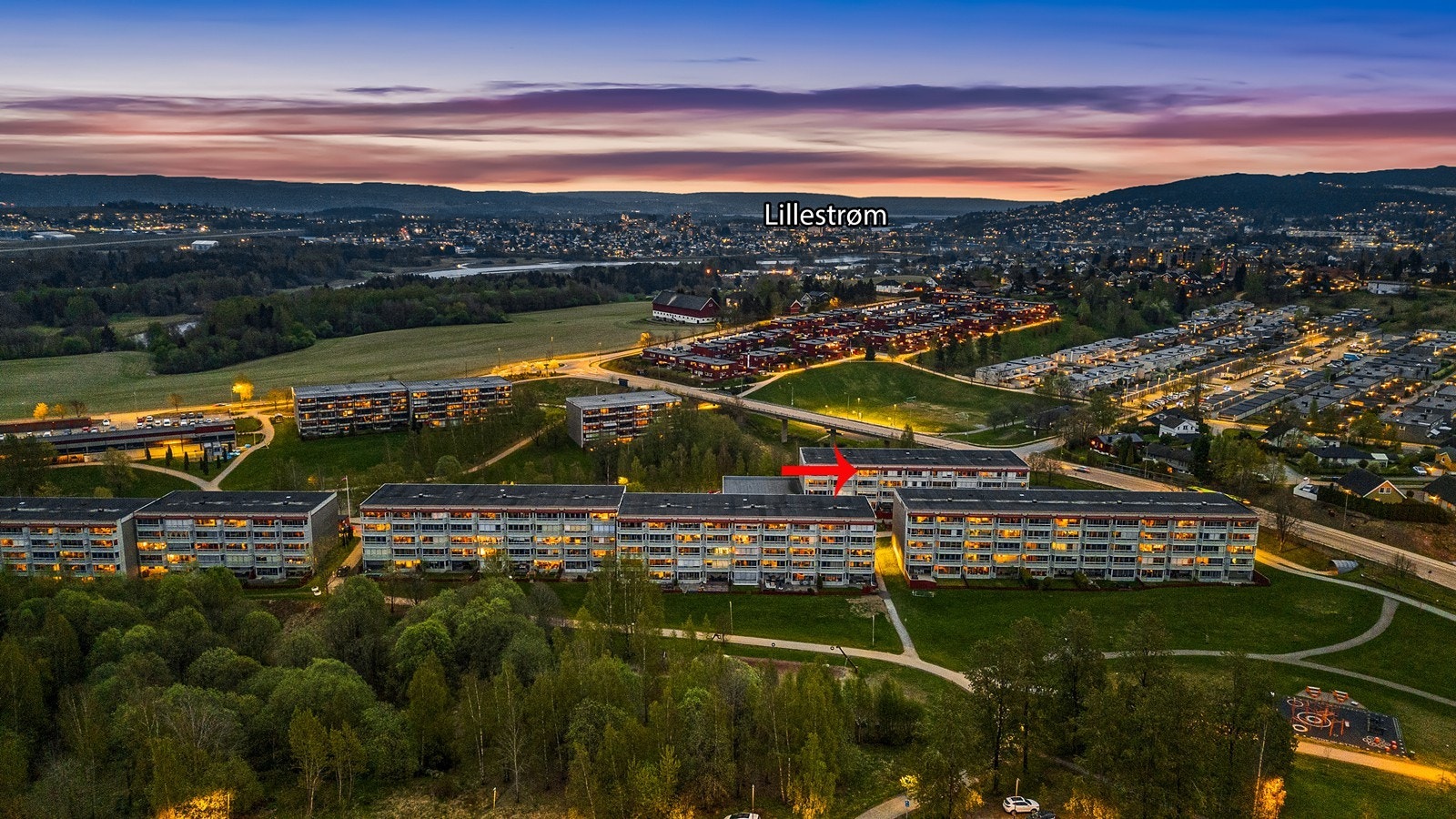 Beliggenheten er sentral, attraktiv med nærhet til lekeplass, barnehage, kjøpesenter og ikke minst bussholdeplass retning Oslo og Lillestrøm, samt kort vei til barnehager, skoler, idrettsplass og idylliske turområder! Galleribilde