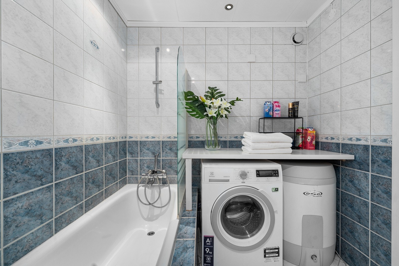 Vaskerom med innbygget badekar. Det skal utføres arbeid med nye våtrom og rørfornying i hele brl. i løpet av 2025/2026. Det anbefales derfor å sette seg godt inn i planleggingen av dette. Her vil du få mulighet til å sette ditt eget preg på vaskerommet! Galleribilde