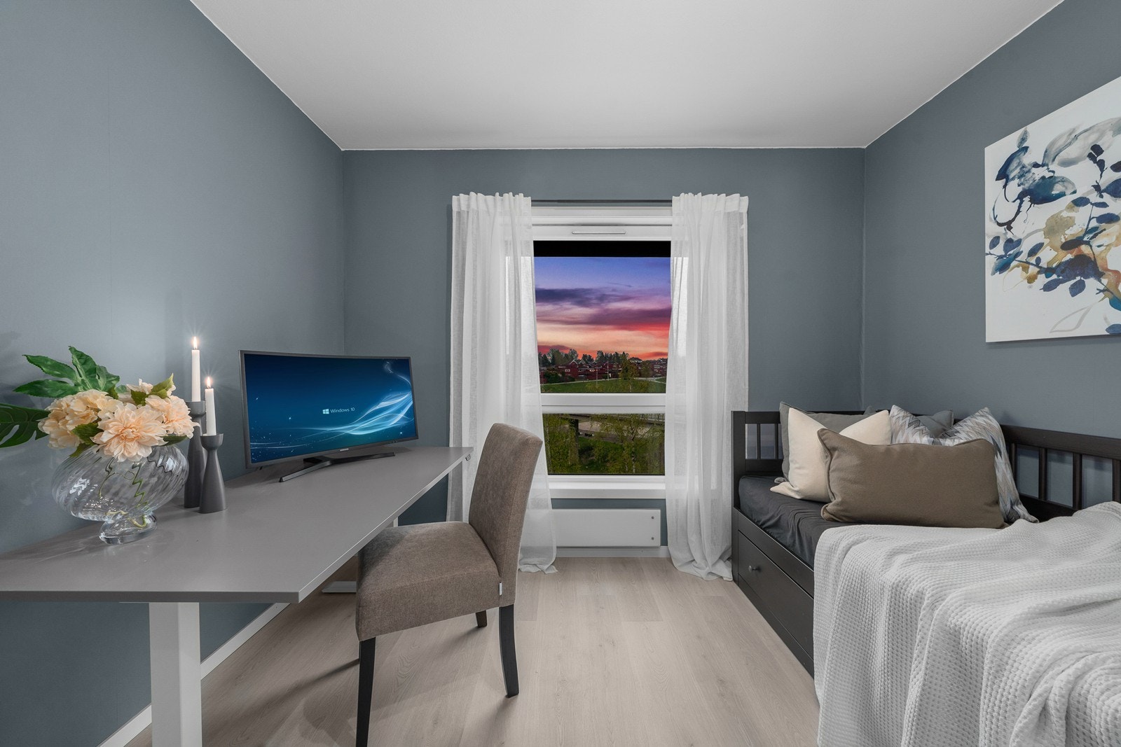 Stort og bekvemt soverom med laminatgulv, malt tapet på vegger og malt himling! Galleribilde