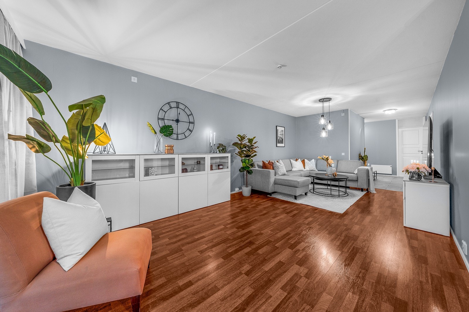 Det er romslig med plass til både sofa, sittegruppe og tilhørende møblement i stuen! Galleribilde