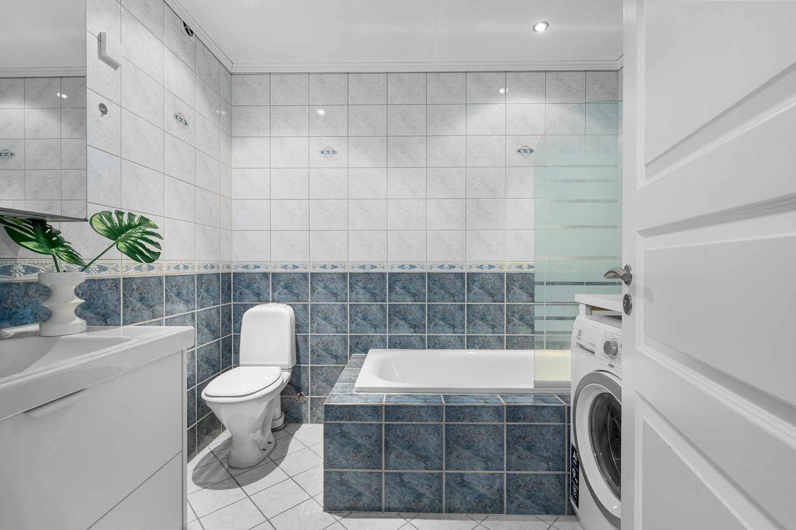 Praktisk med separat vaskerom/wc som i tillegg er innredet med innbygget badekar for avslappende bad! Galleribilde