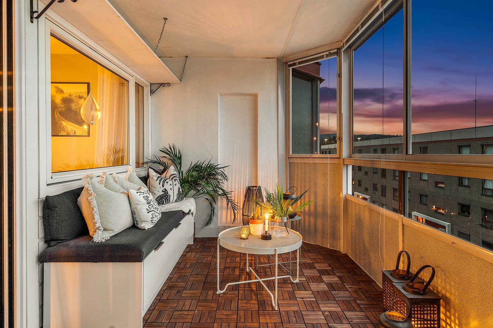 Fra stuen fører en stor skyvedør deg ut til flott nordvestvendt innglasset veranda på 14 kvm med gode solforhold på ettermiddag/kveld! Galleribilde