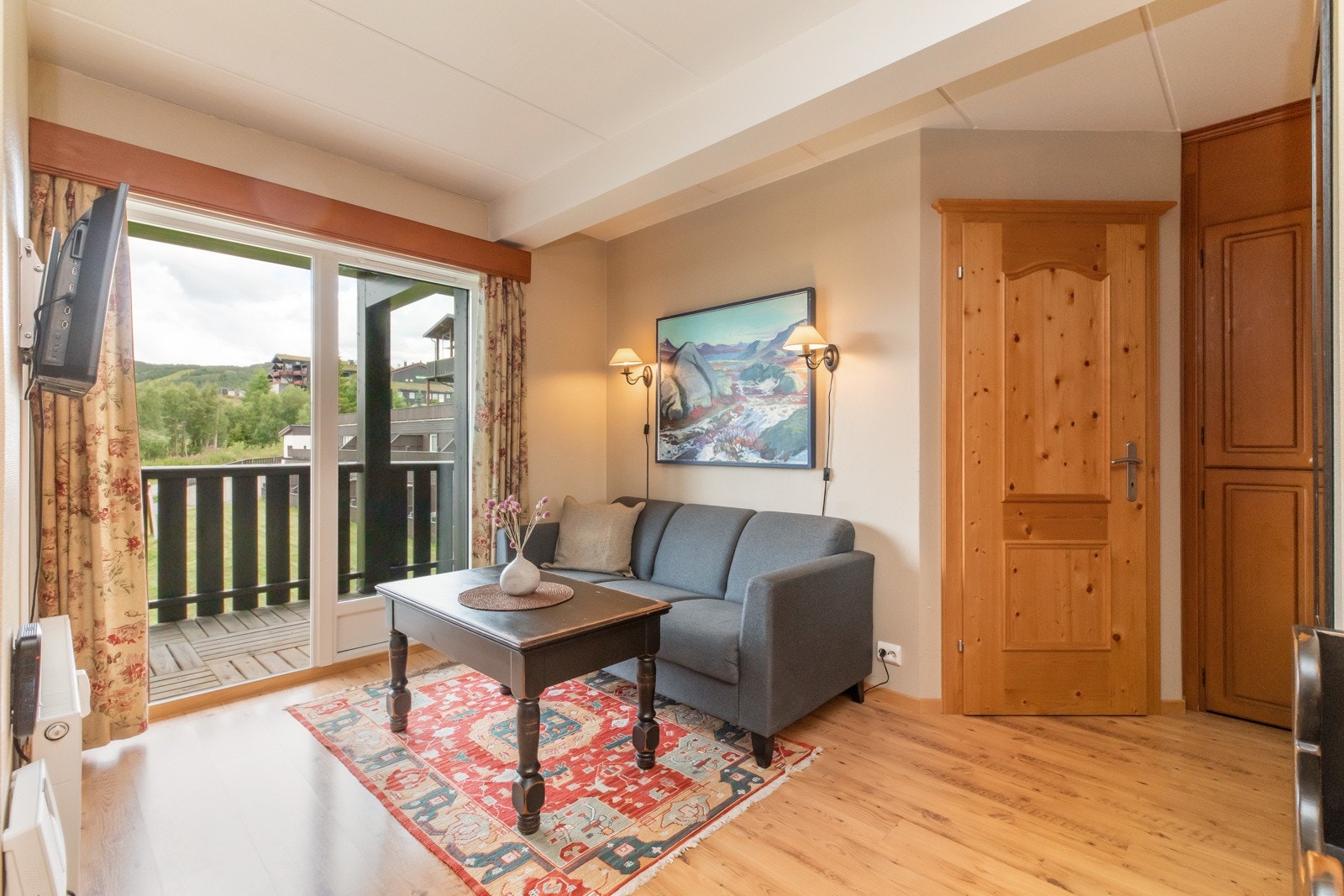 Oppholdsrom med åpen løsning mellom stue og kjøkken Galleribilde