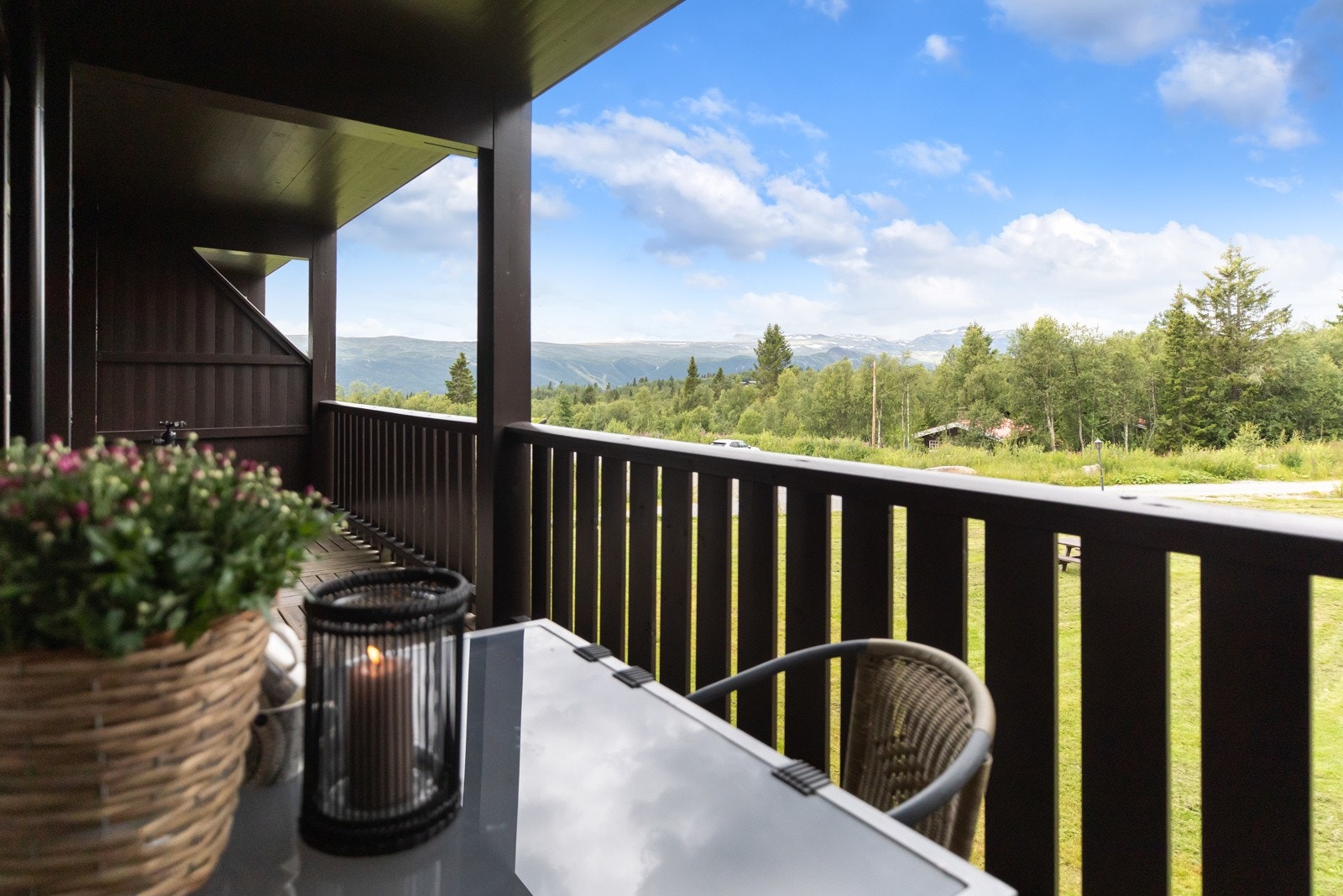 Fra leiligheten og terrassen er det utsikt mot Slettefjell og Mugnetind Galleribilde