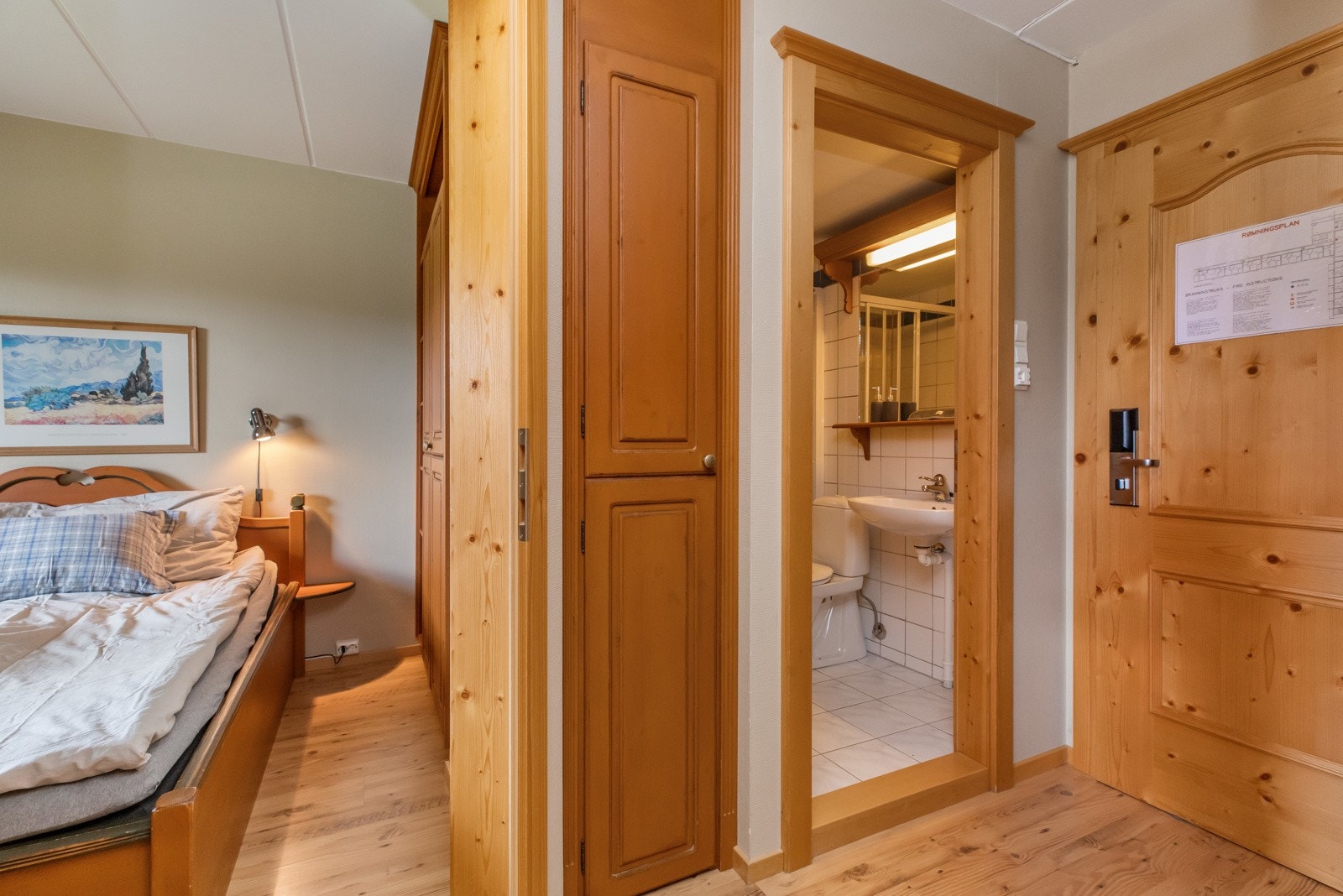 Entré med plass til yttertøy og sko. Kott med plass til støvsuger og vaskeutstyr Galleribilde