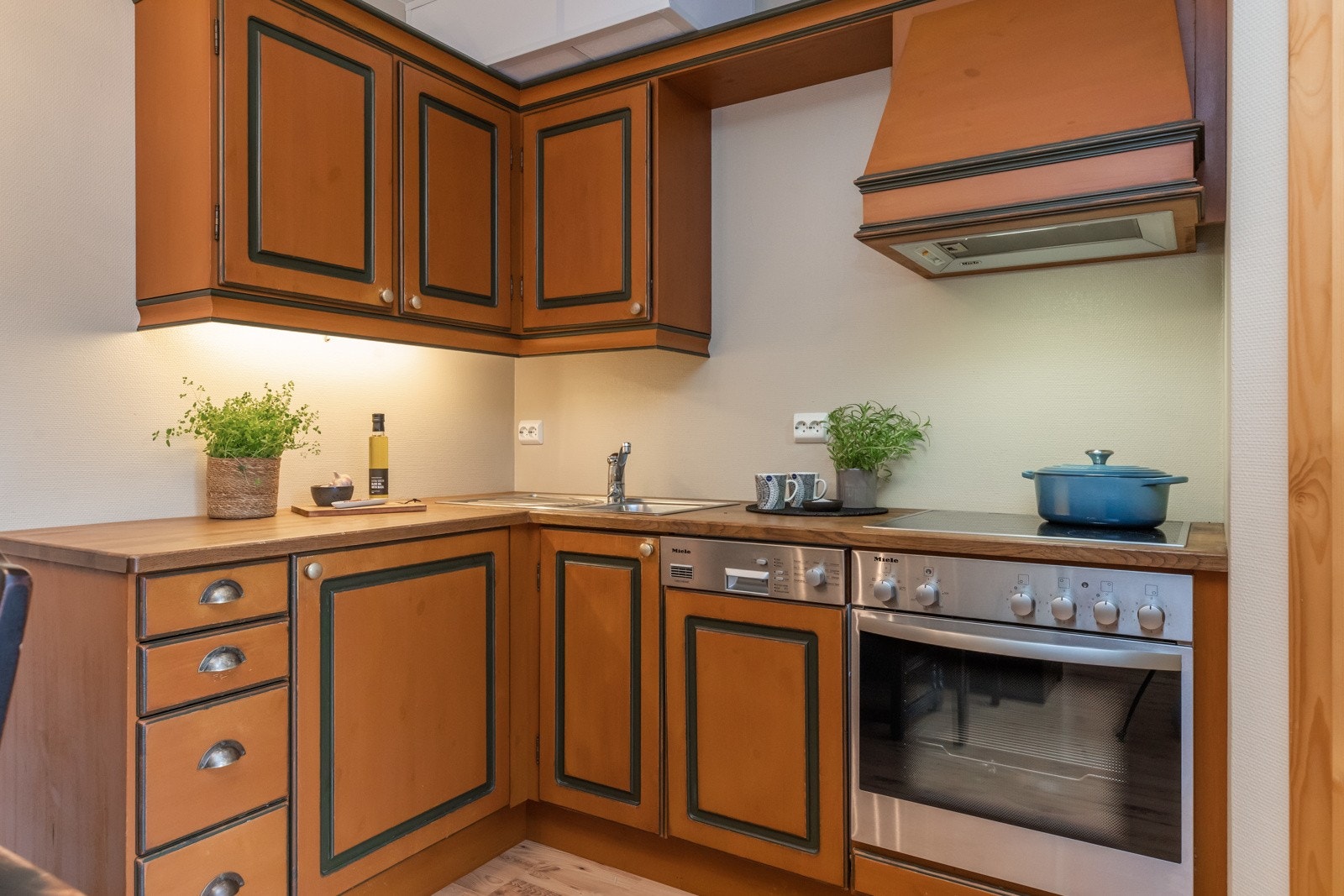 Integrerte hvitevarer med stekeovn, platetopp, ventilator, oppvaskmaskin, samt innebygd kjøleskap (benkeskap). Kjøleskapet er nytt i 2023 Galleribilde