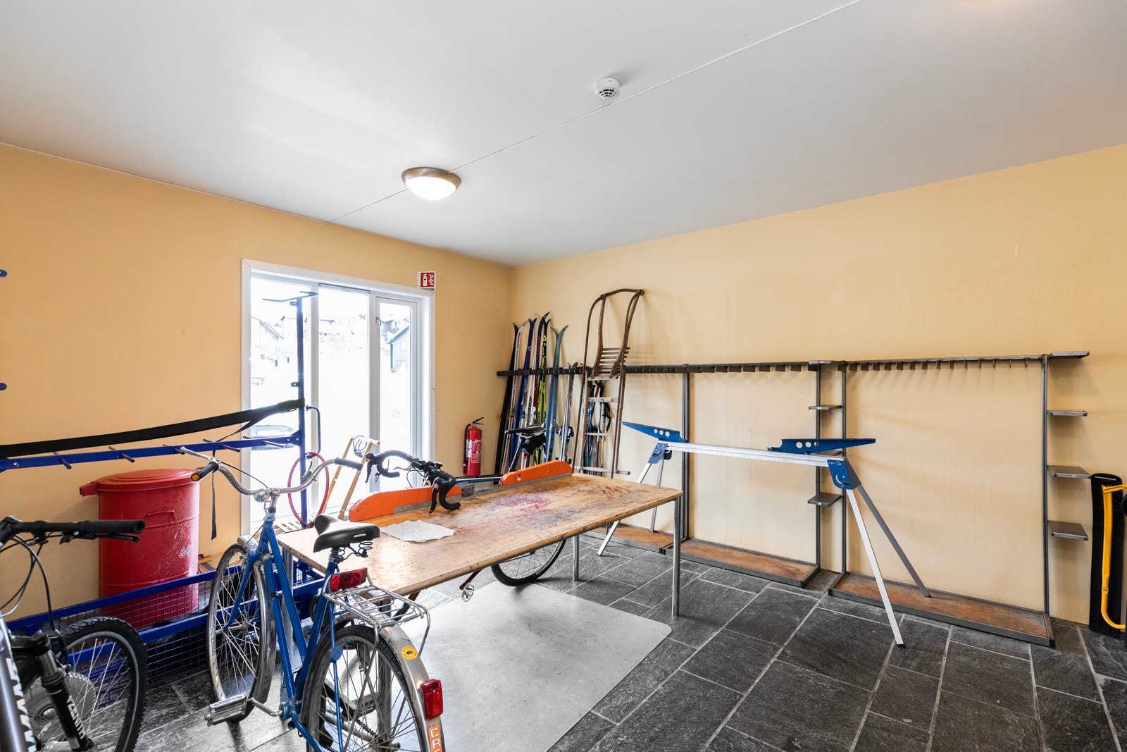 Heis og felles smørebod ved hovedinngang Galleribilde