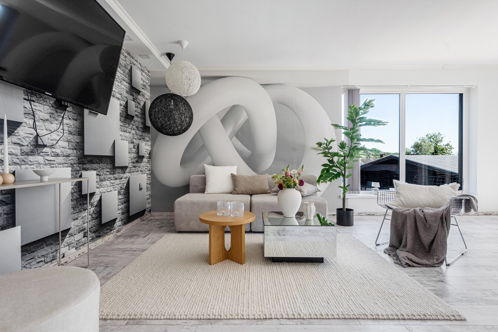 Fra entreen er det en bred åpning inn til en luftig stue med åpen kjøkkenløsning. Galleribilde