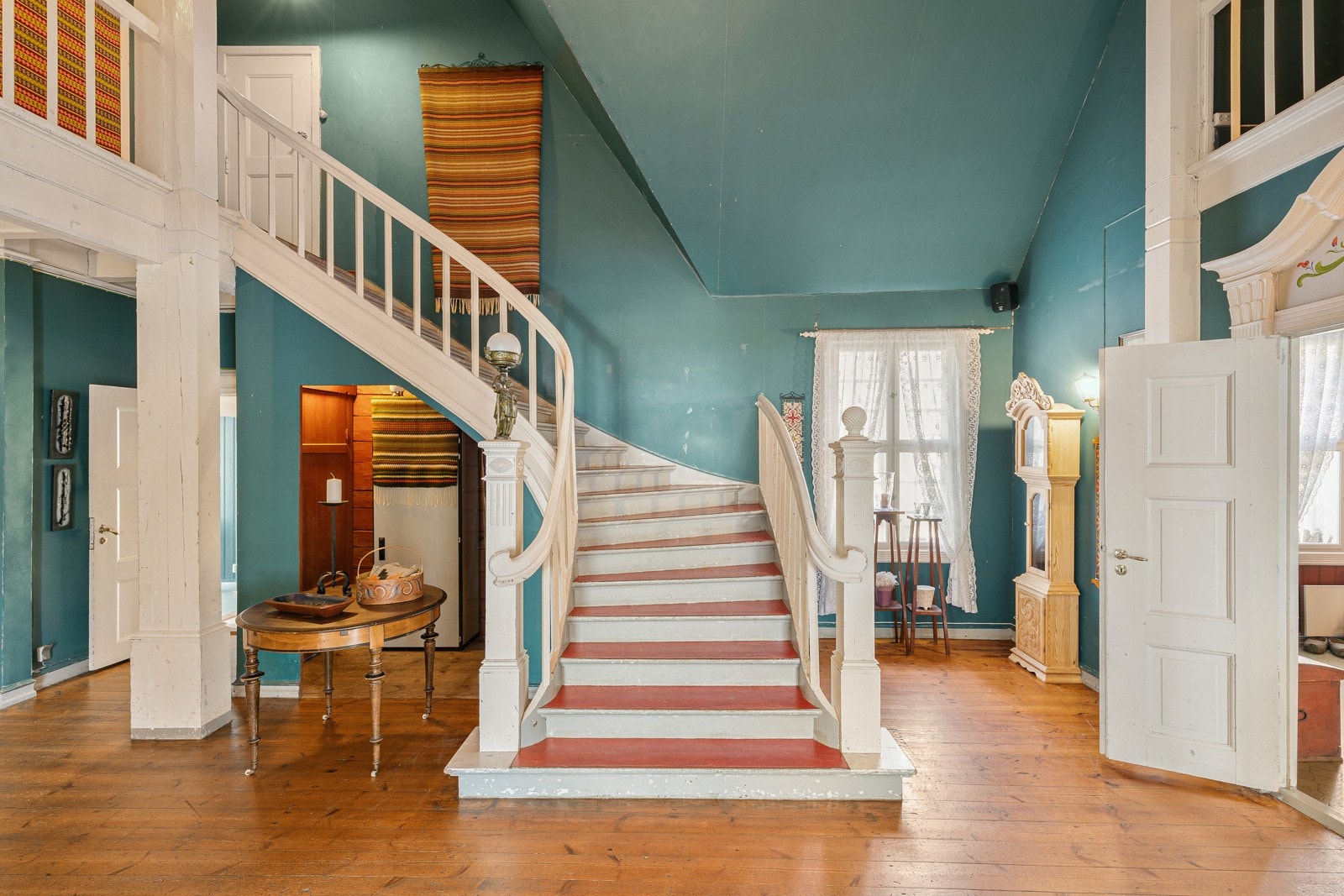 Opp trappa kjem ein til... Galleribilde