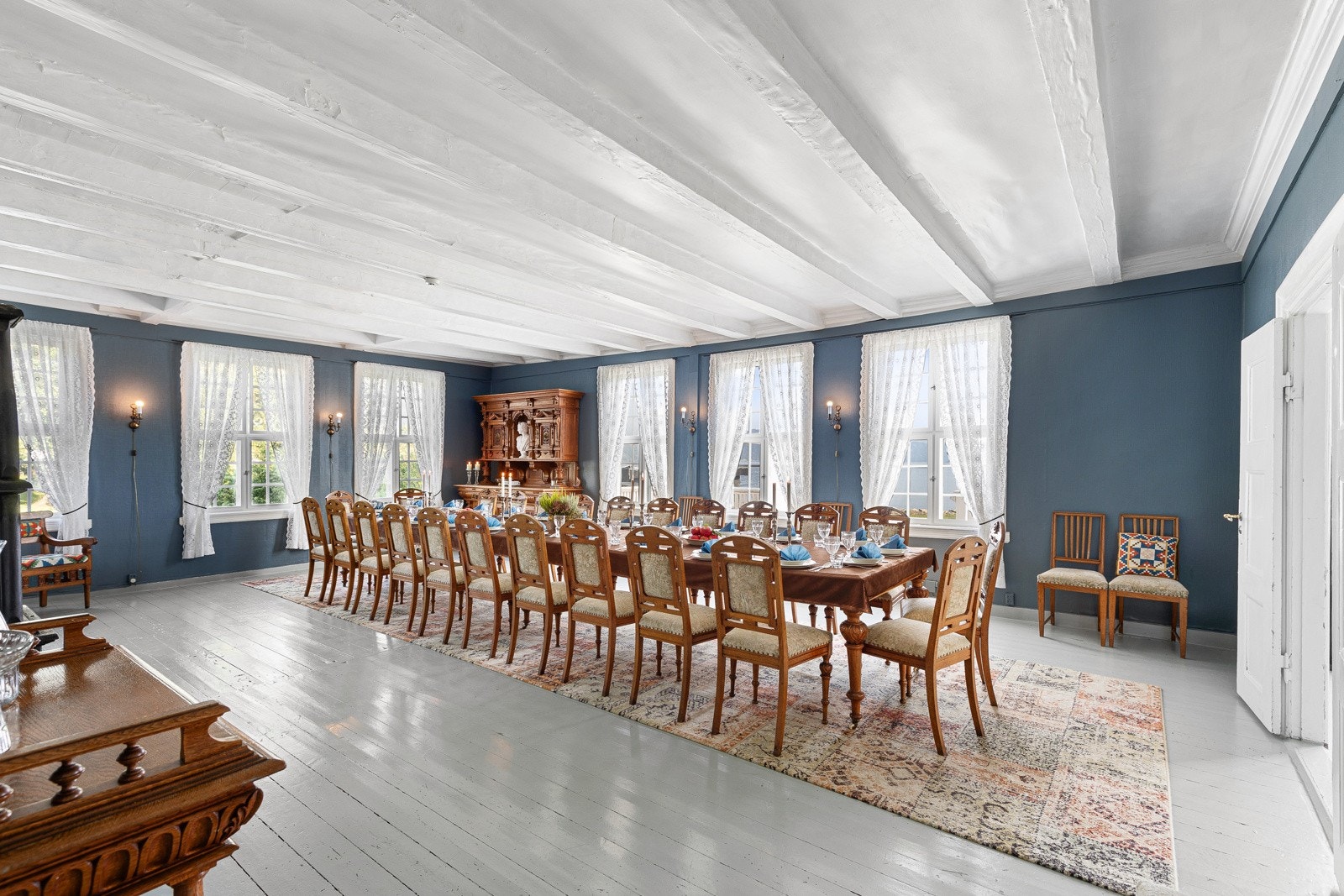 Spisestove med god plass til oppvartning. Galleribilde