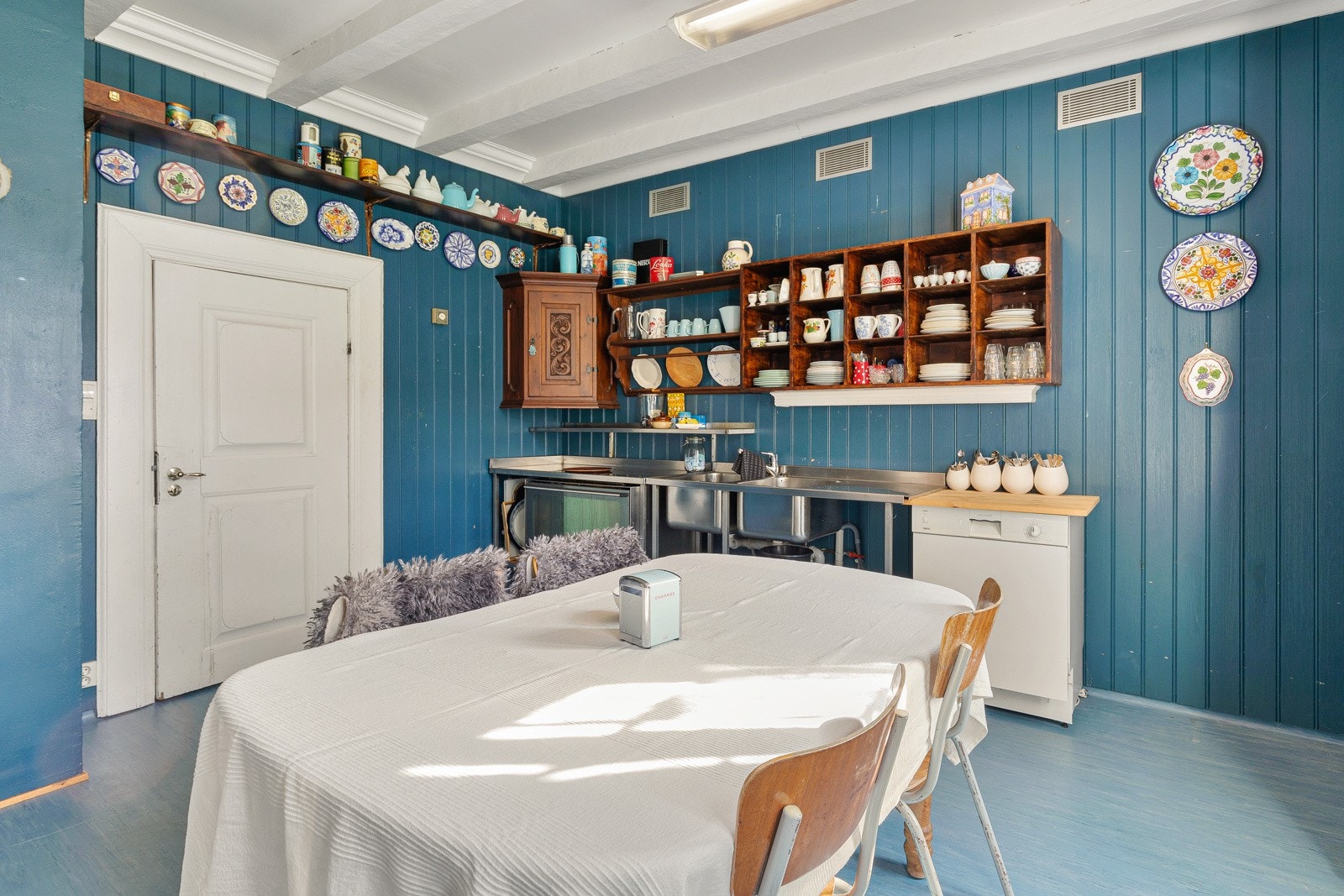 Praktisk kjøkken med god plass til spisebord. Galleribilde