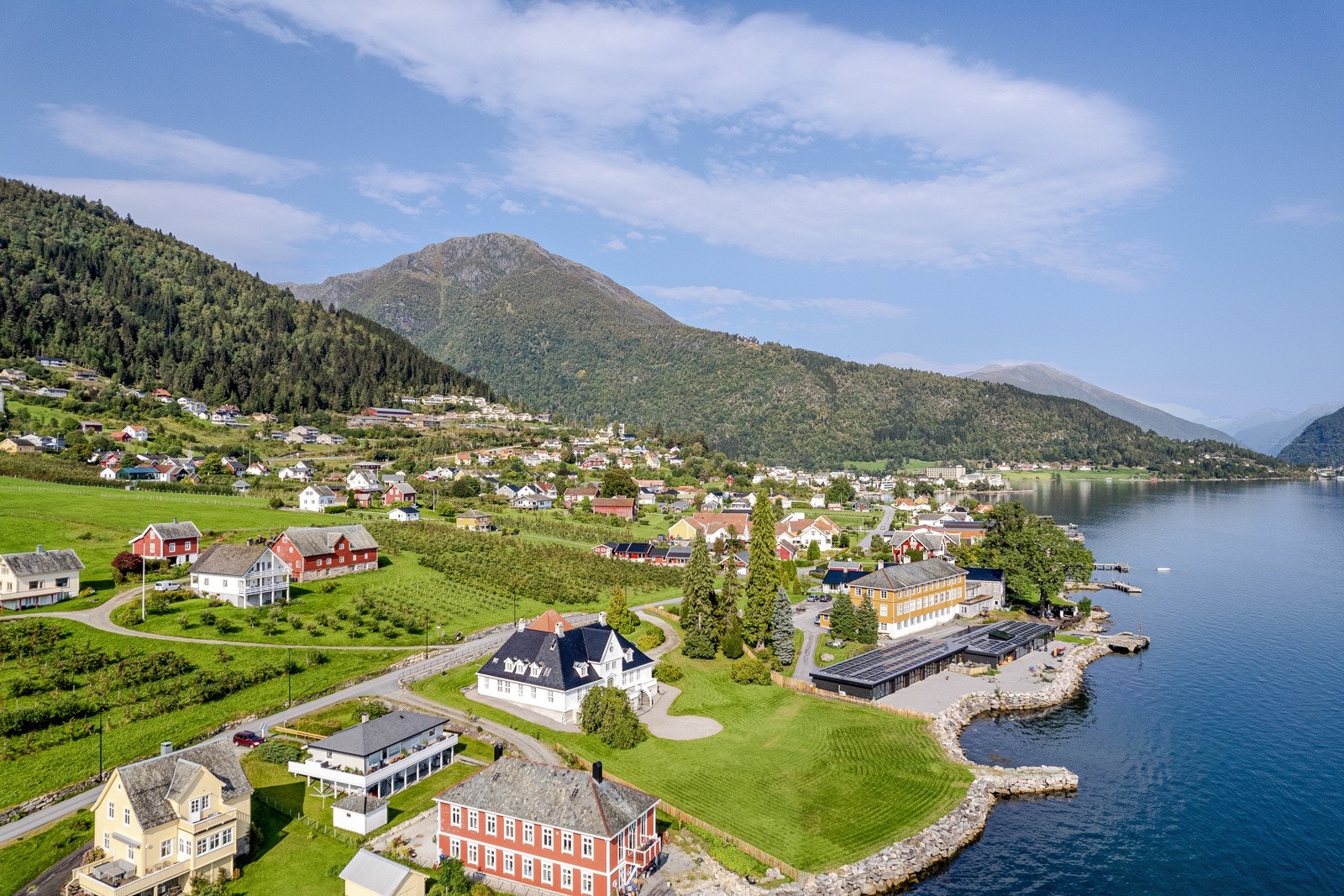 ... med kort veg til servicetilbod og restauranter. Galleribilde