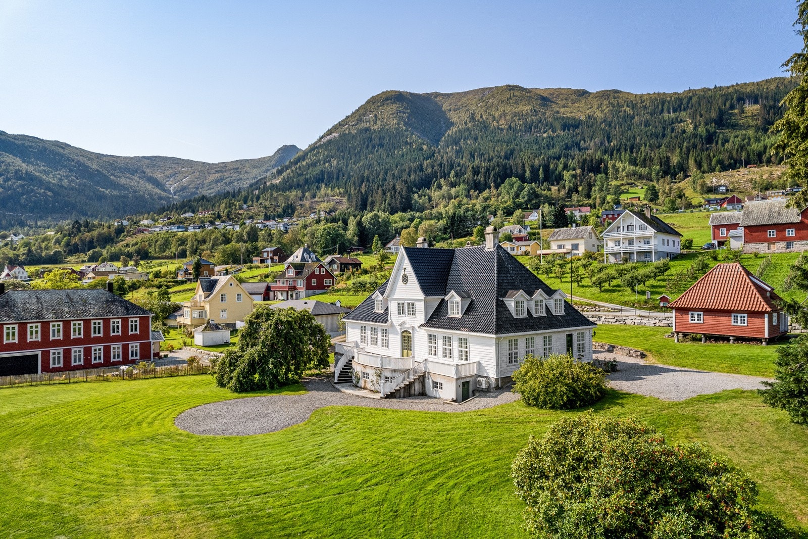 Dette er den gamle Futegarden som vart etablert av den danske futen Jacob Hegelund i 1790 -åra Galleribilde