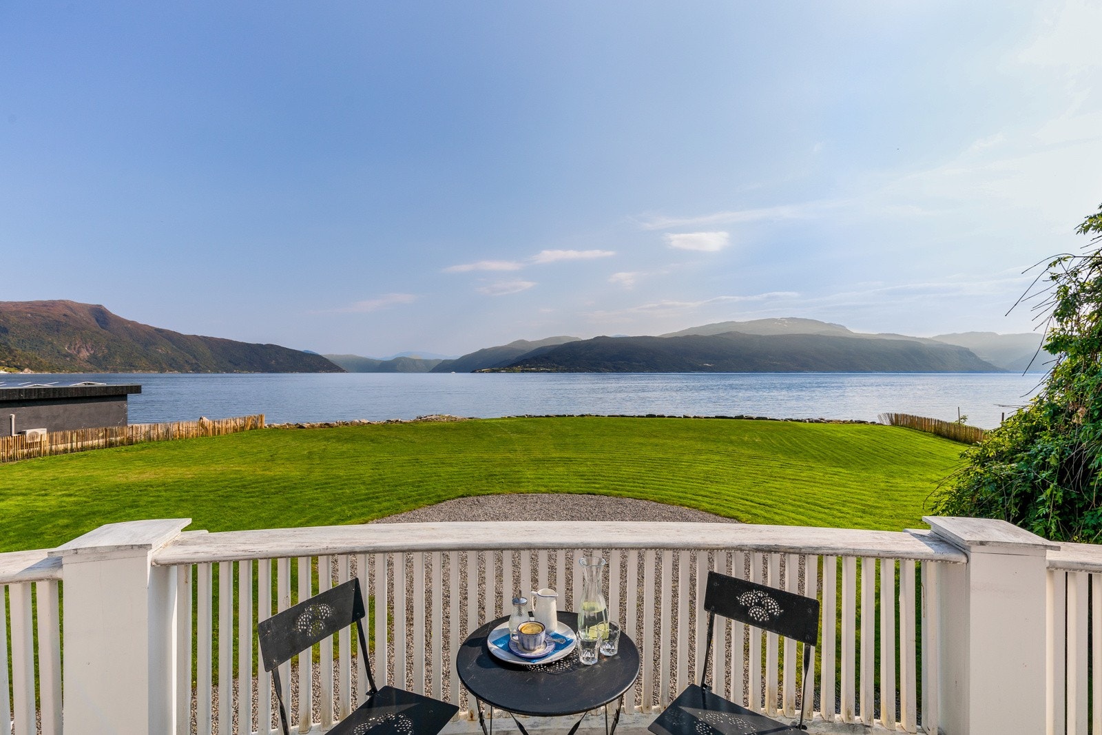 Altan med majestetisk utsikt over fjord og fjell... Galleribilde