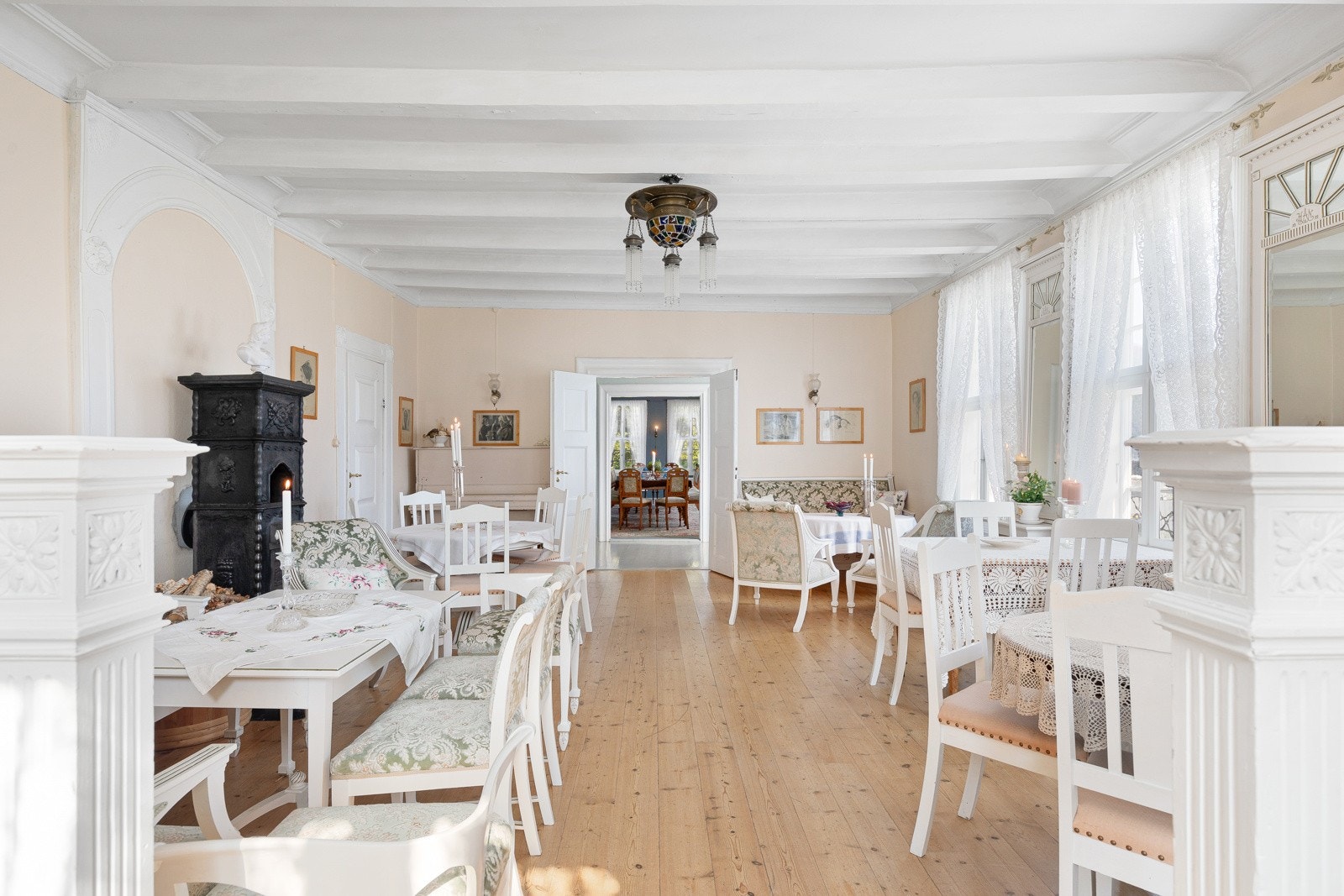 Legg merke til detaljane og utsmykkingane. Galleribilde