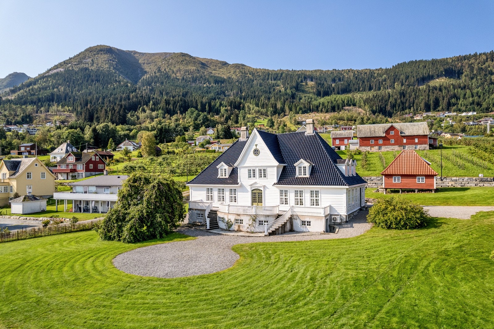 Eigedommen er ført opp i 1790 og har hatt fleire bruksområder, frå Futegard og Hotell til bustad. Galleribilde