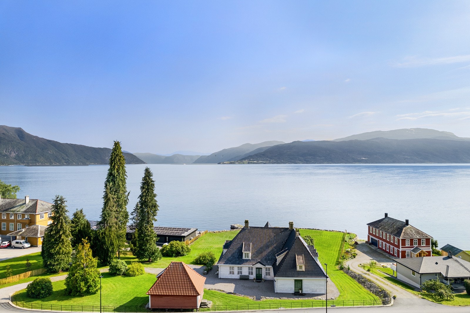 Her ligg du fantastisk til i fagre Balestrand med djupe fjordar og høge fjell. Galleribilde