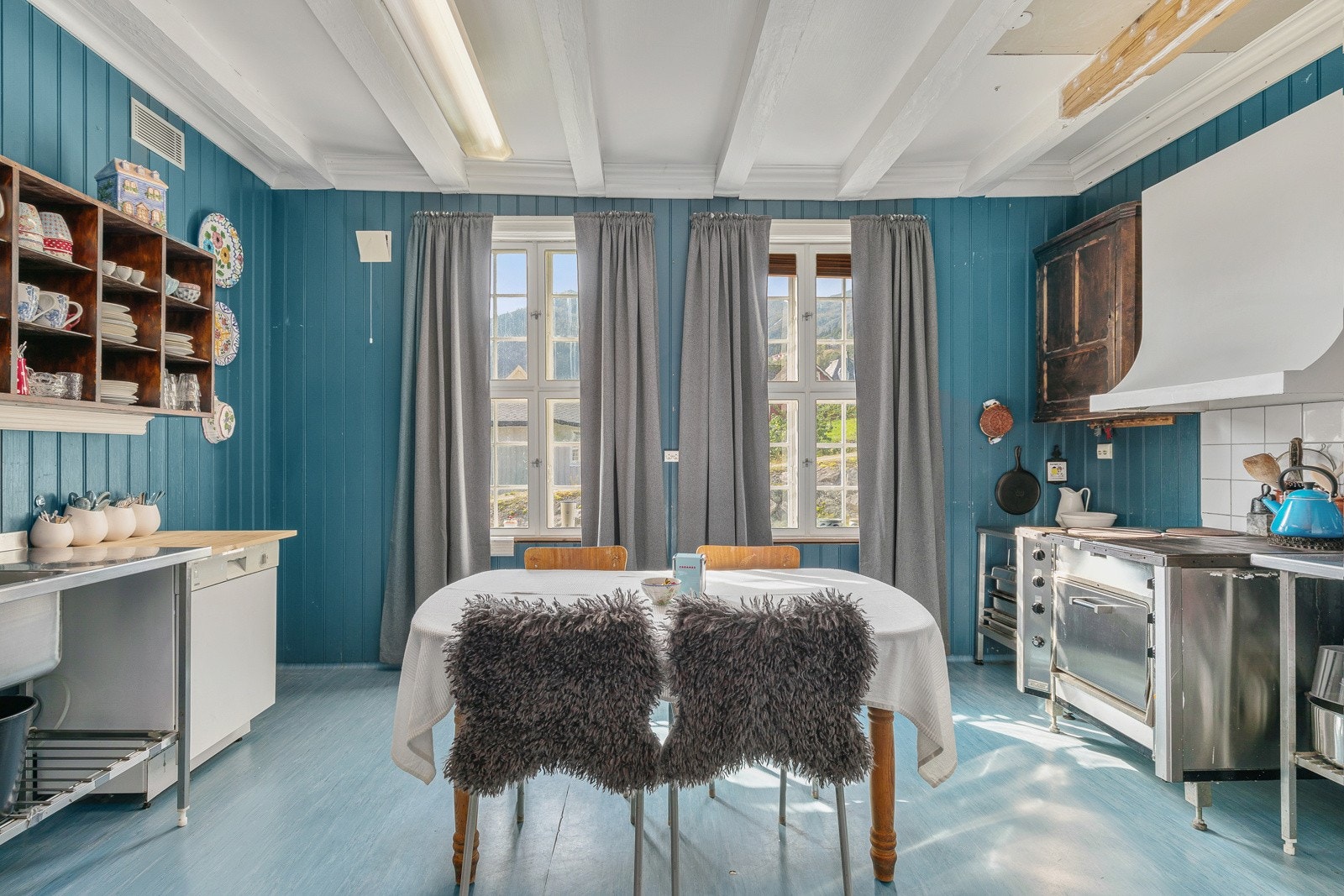 Kjøkkenet har vore i bruk til catering og oppvarting av gjester. Galleribilde