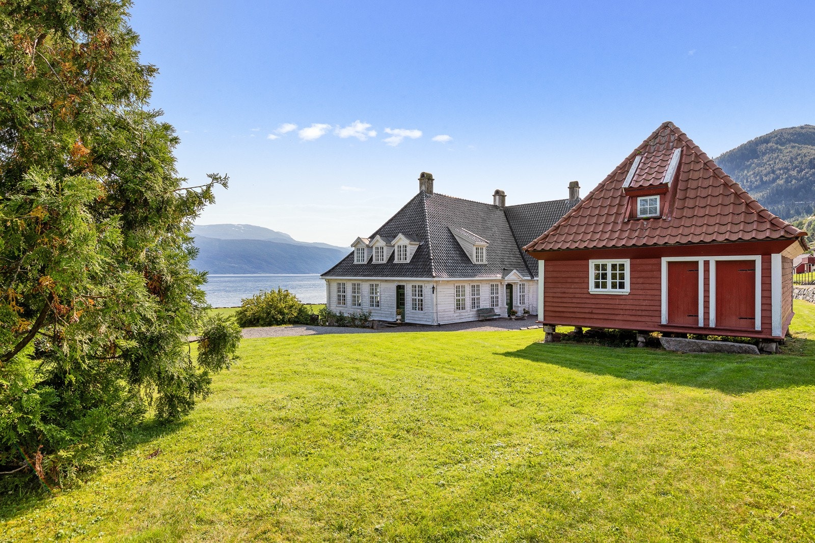 Eigedommen er pent opparbeidd med beplanting... Galleribilde