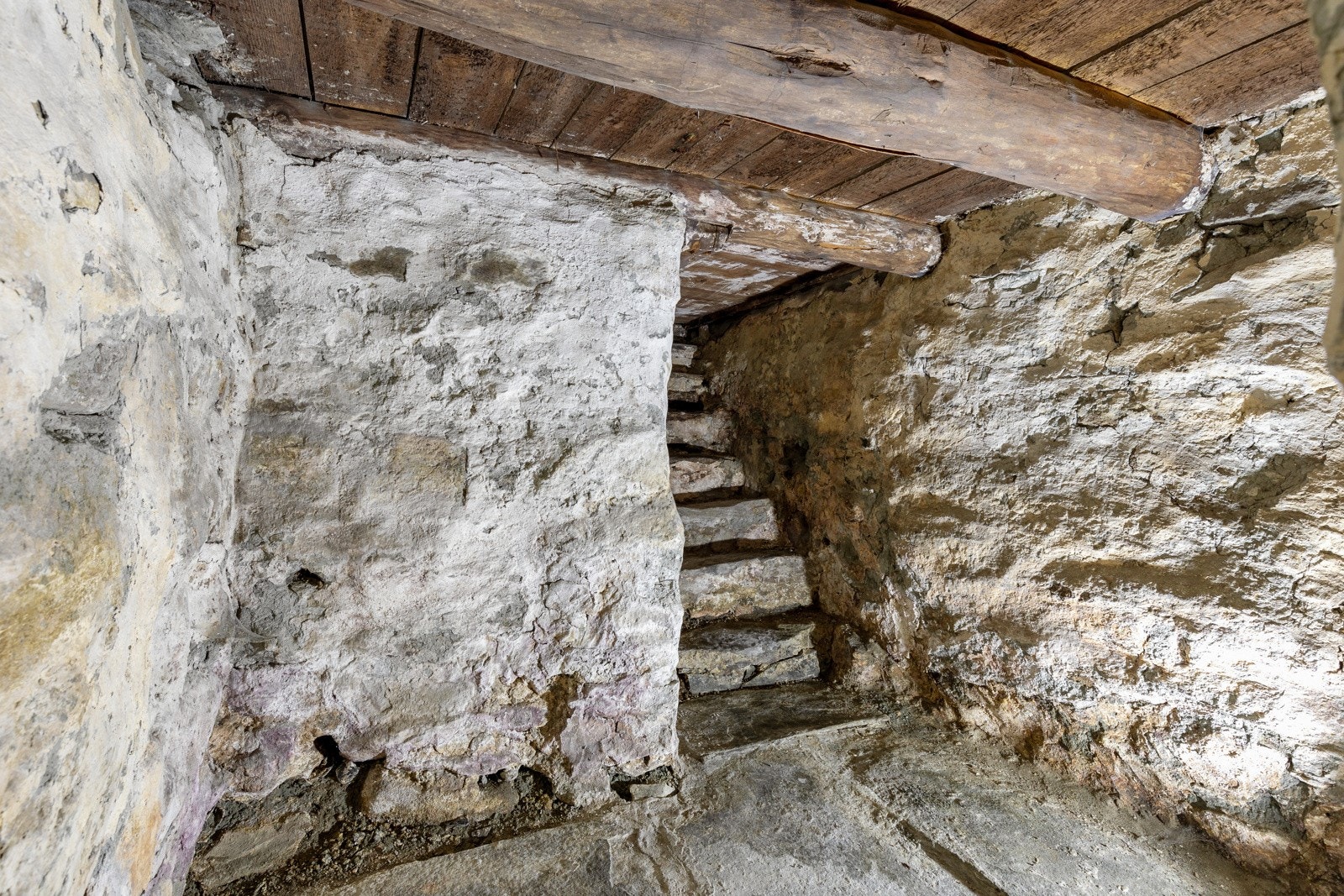 ... fengsel i kjellaren. Her er sat Gjest Baardsen fenglsa og rømte ein gong på 1800-talet. Galleribilde