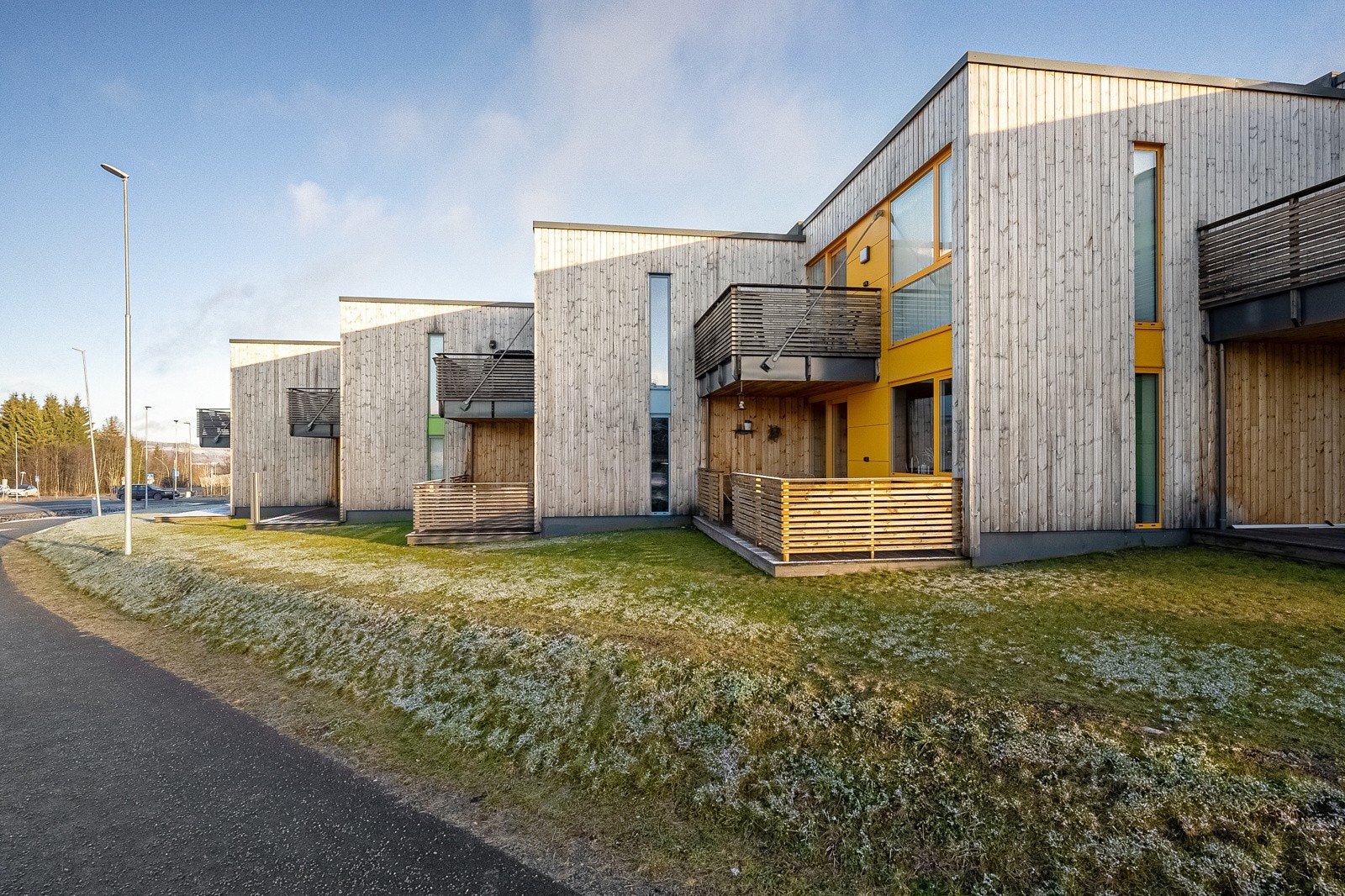 Felles tomt, pent opparbeidet med grøntområde, lekeplass og amfi/bålplass. Galleribilde