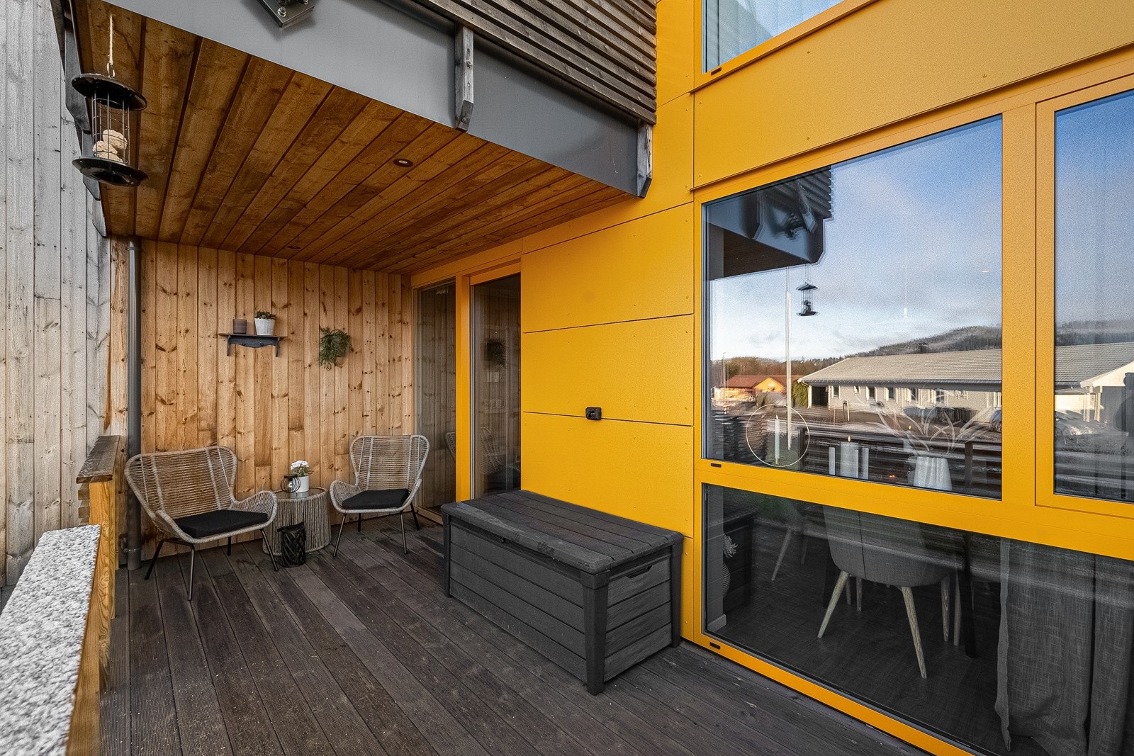 Fra stua er det adomst til denne koselige terrassen - perfekt til å nyte late sommerdager. Galleribilde