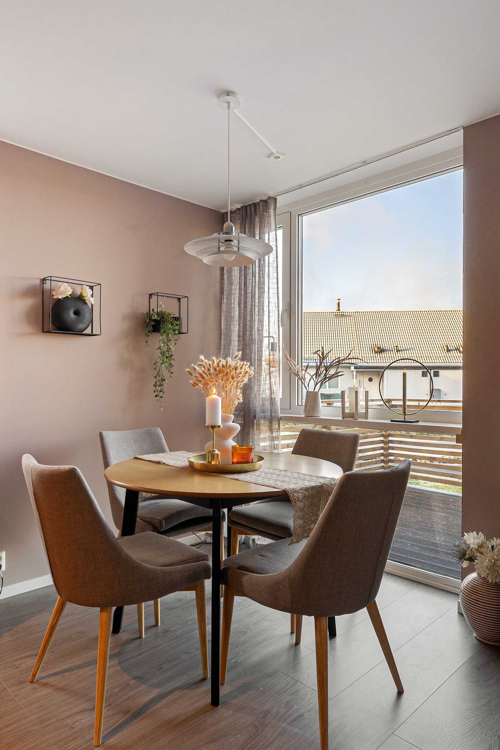 Naturlig plass for spisestue. Galleribilde