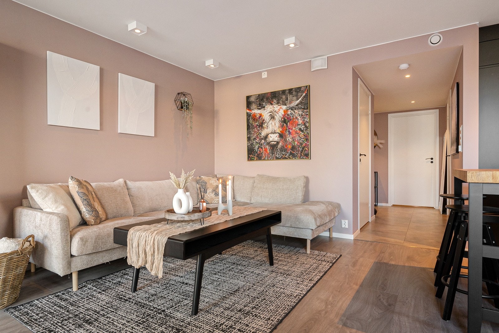 God plass til sofa- og tv-møblement. Galleribilde