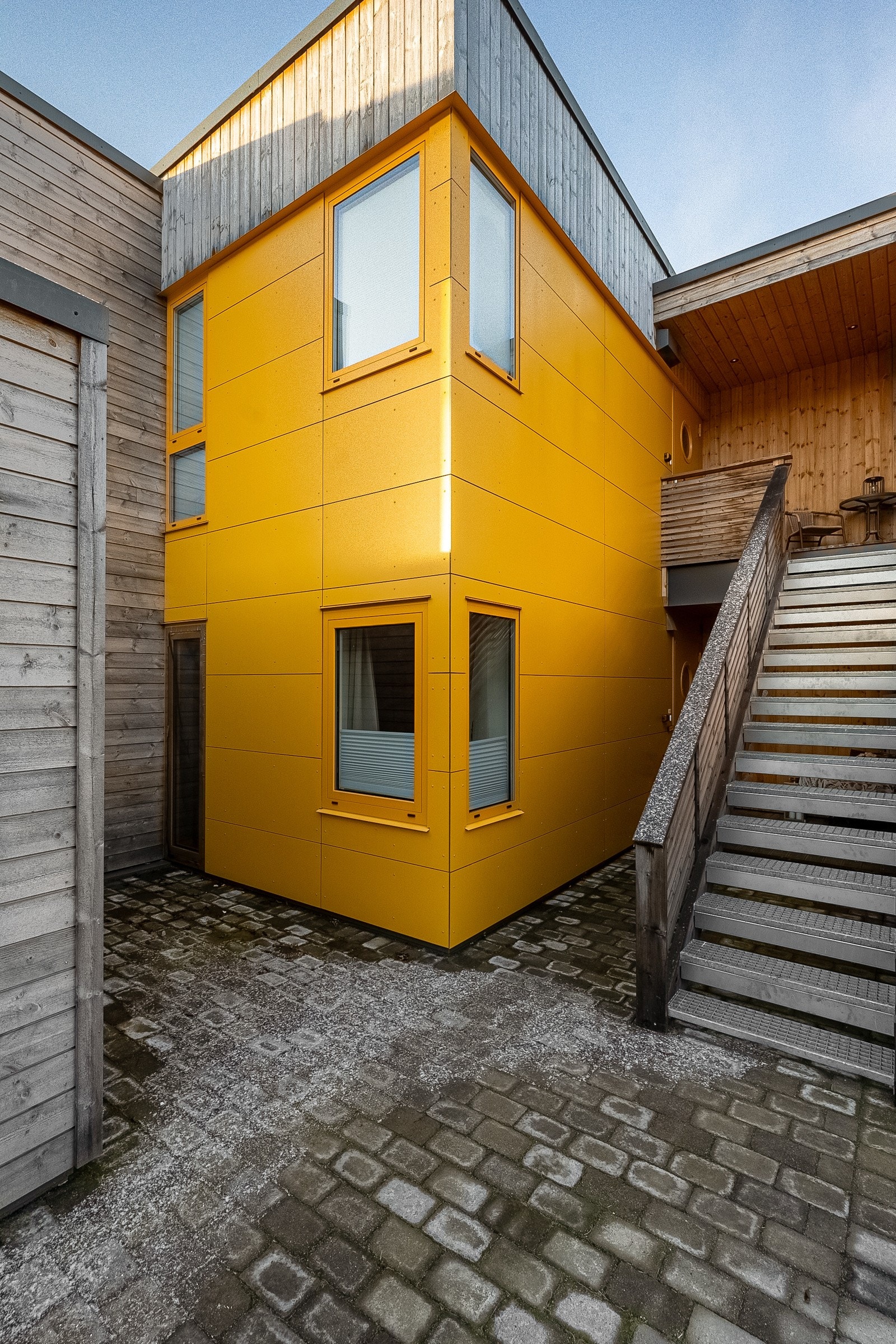 Bilen parkerer du ved utvendig bod utenfor leiligheten. Det er også muligheter for å leie carport eller garasje av sameiet. Galleribilde