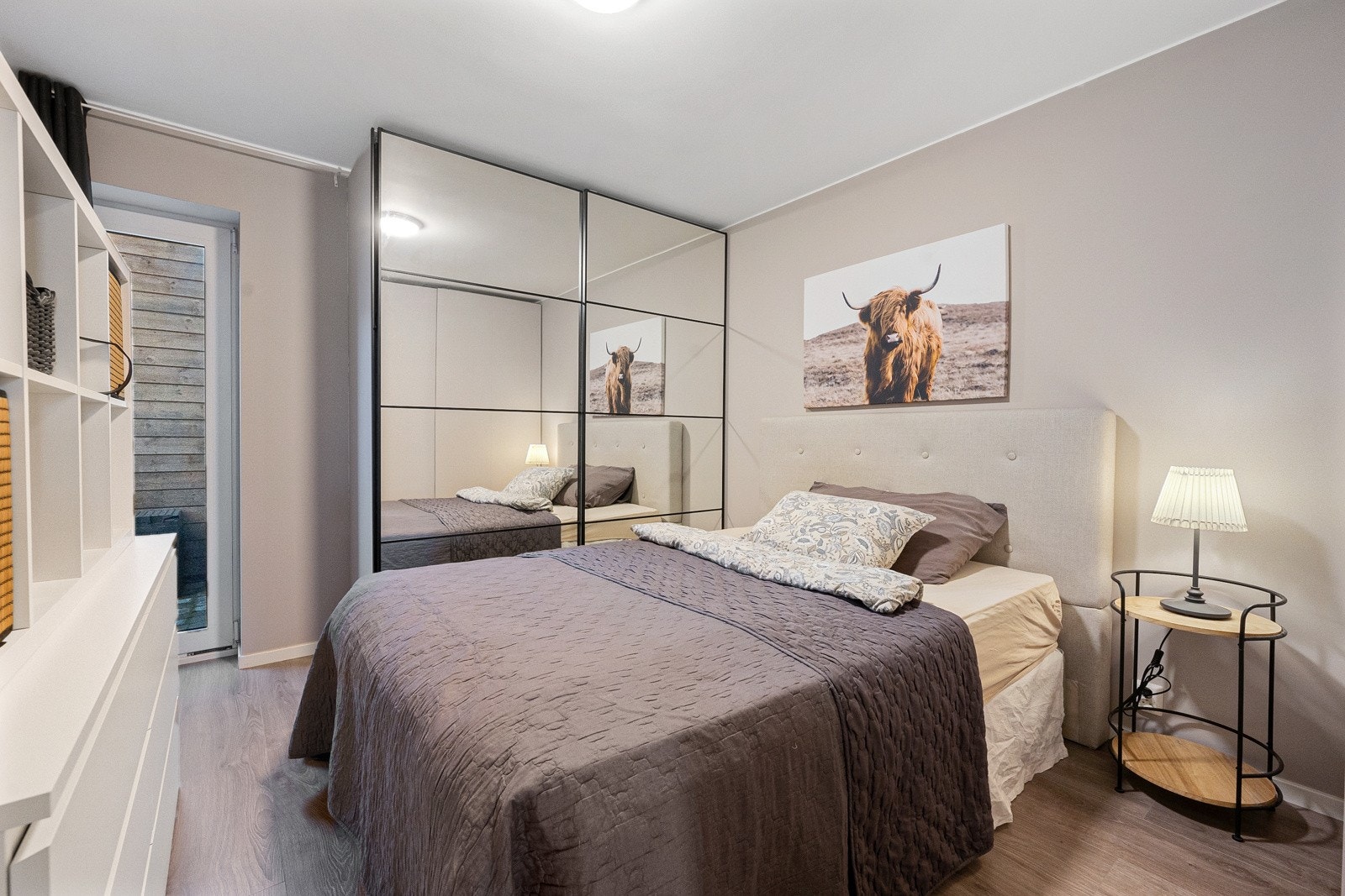 Romslig hovedsoverom med garderobe. Galleribilde