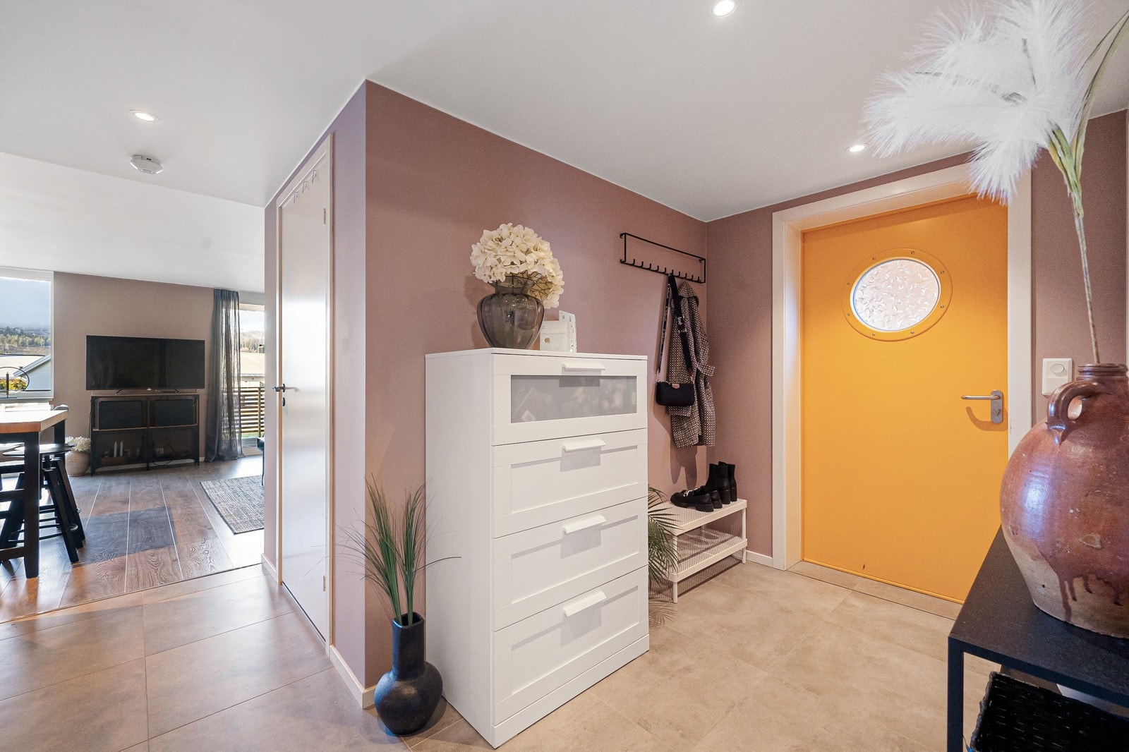 Velkommen inn - praktisk entre med oppbevaringsmuligheter. Galleribilde