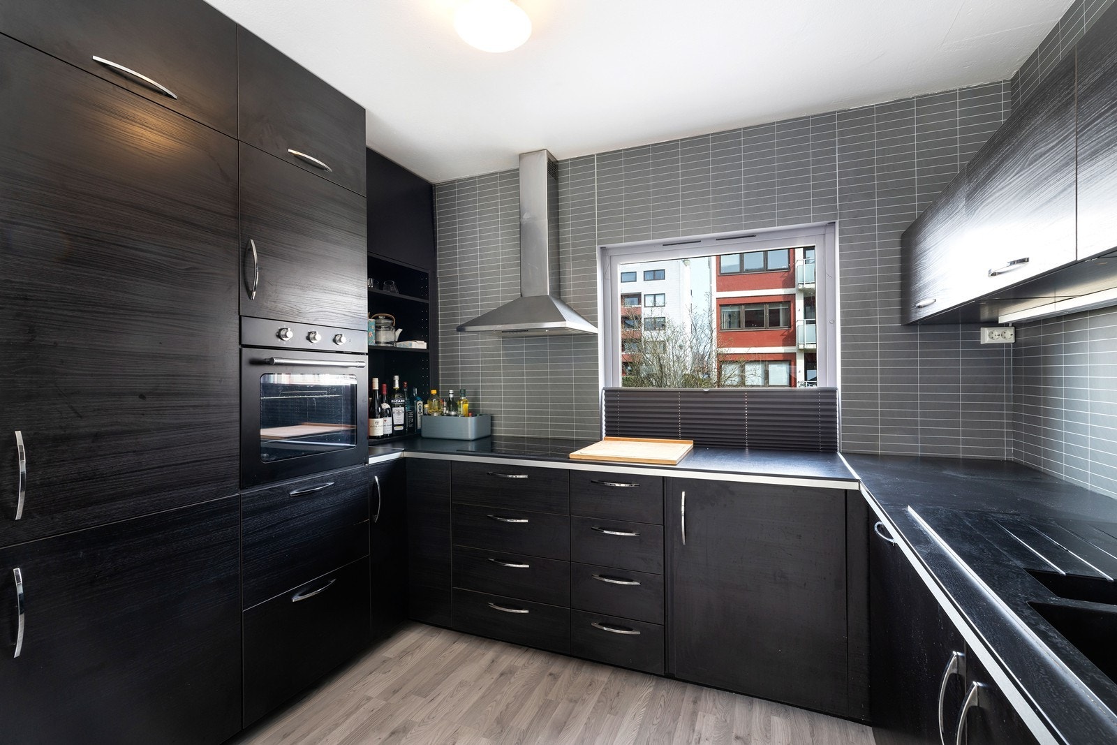 Medfølger integrerte hvitevarer som ovn, platetopp, oppvaskmaskin og kjøleskap. Galleribilde