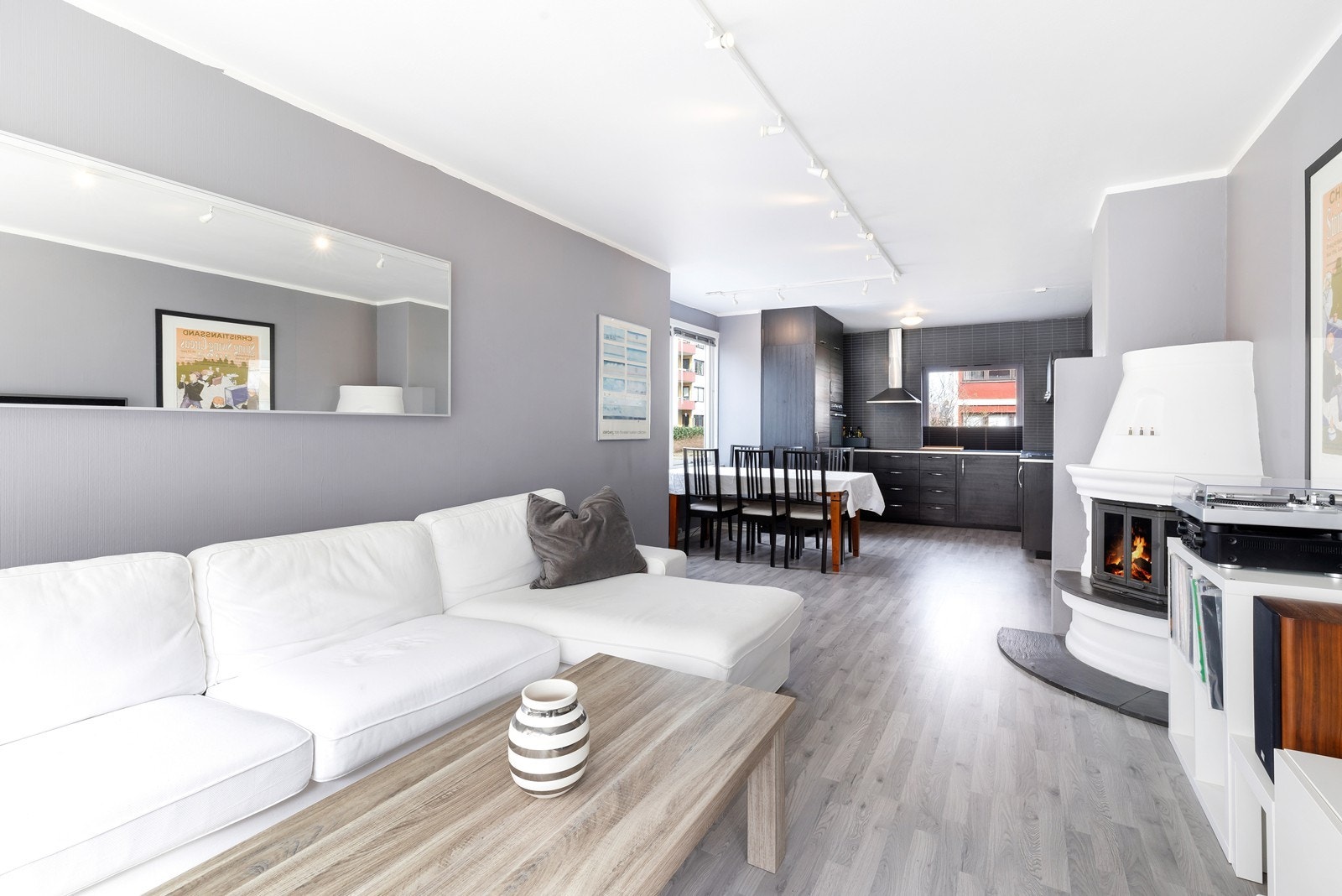 Stuen er åpen mot kjøkken. Galleribilde