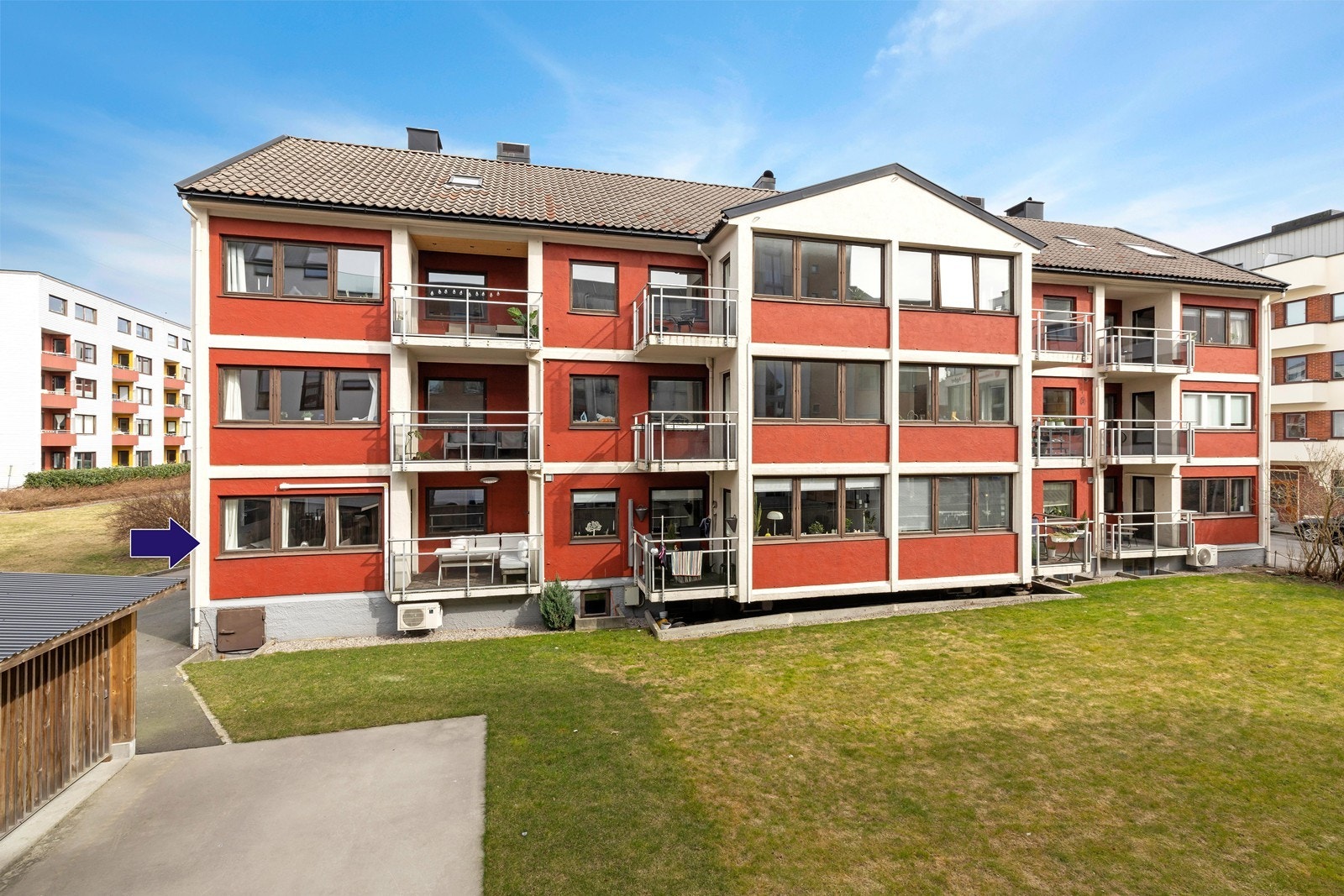 En lys og romslig 2-roms hjørneleilighet, beliggende meget sentralt. Solrik balkong og peis. Galleribilde