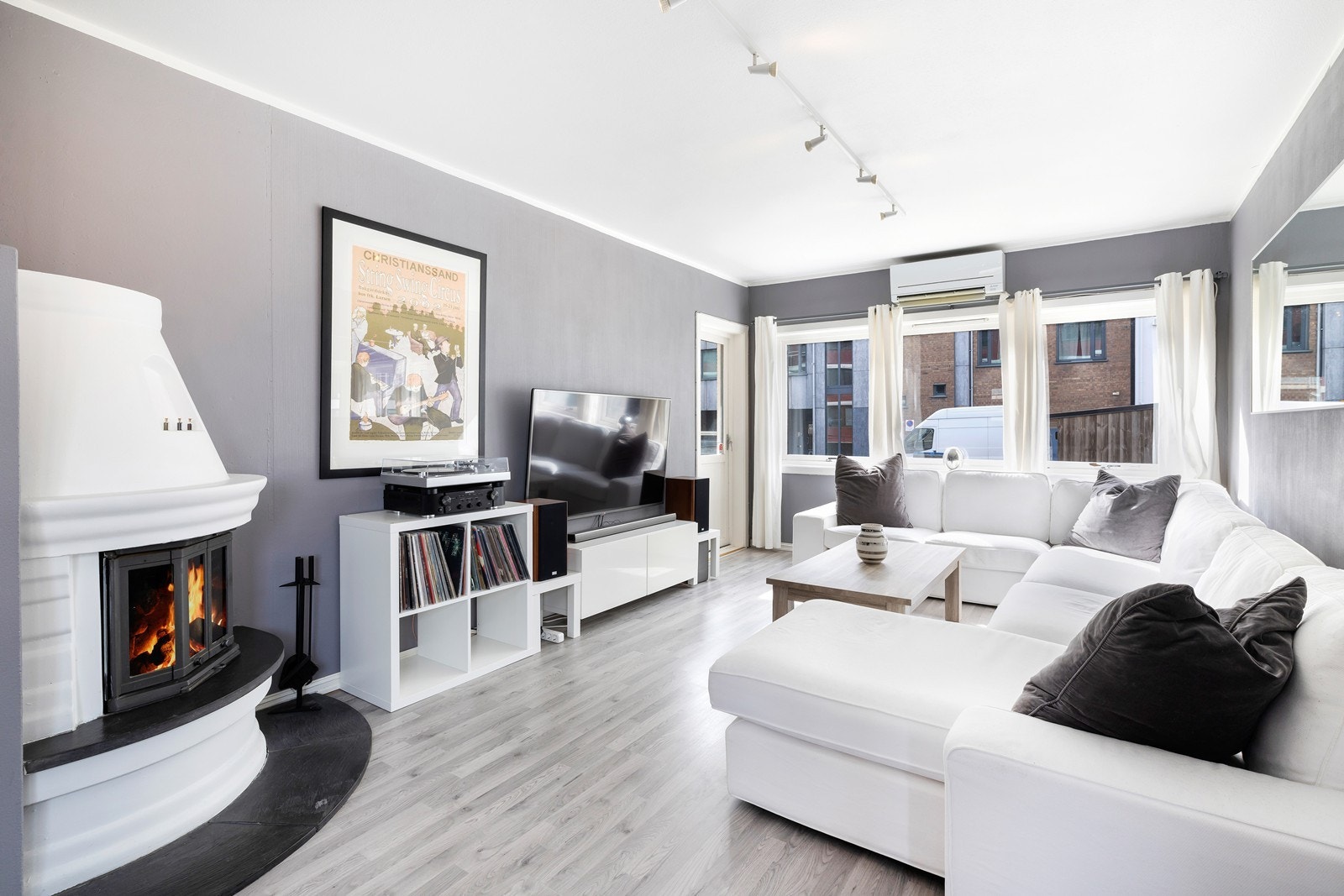 I stuen er det peisovn og varmepumpe. Galleribilde