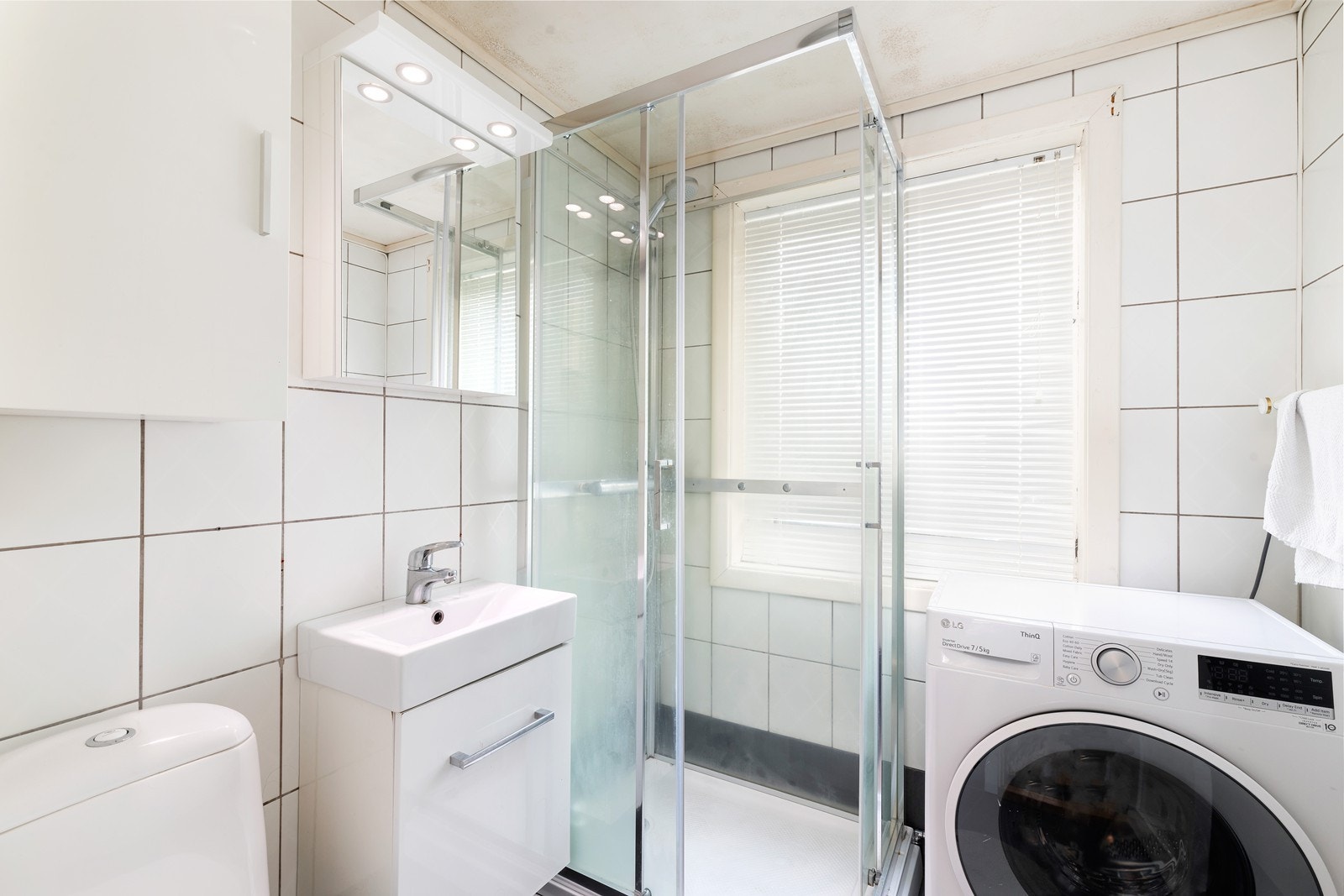 Fra gangen er det inngang til flislagt bad/wc fra 2014 med varme i gulv. Galleribilde