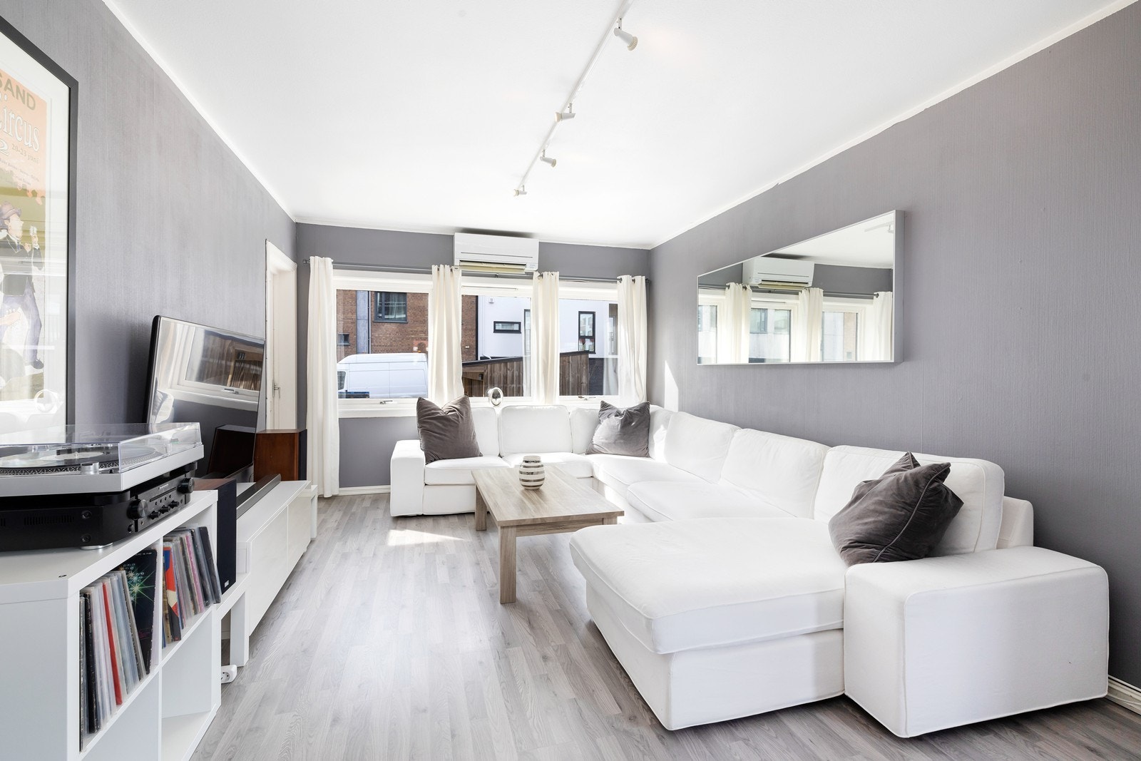 Romslig og lys stue med god plass til sofagruppe og spisebord. Galleribilde