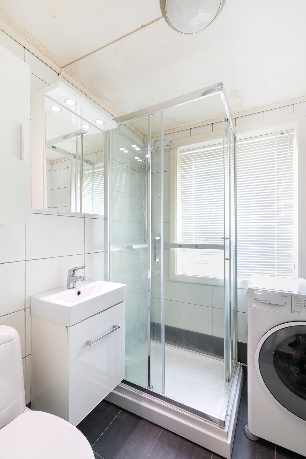 Badet inneholder dusjkabinett, servant med innredning, toalett (ikke nytt) og opplegg til vaskemaskin. Galleribilde