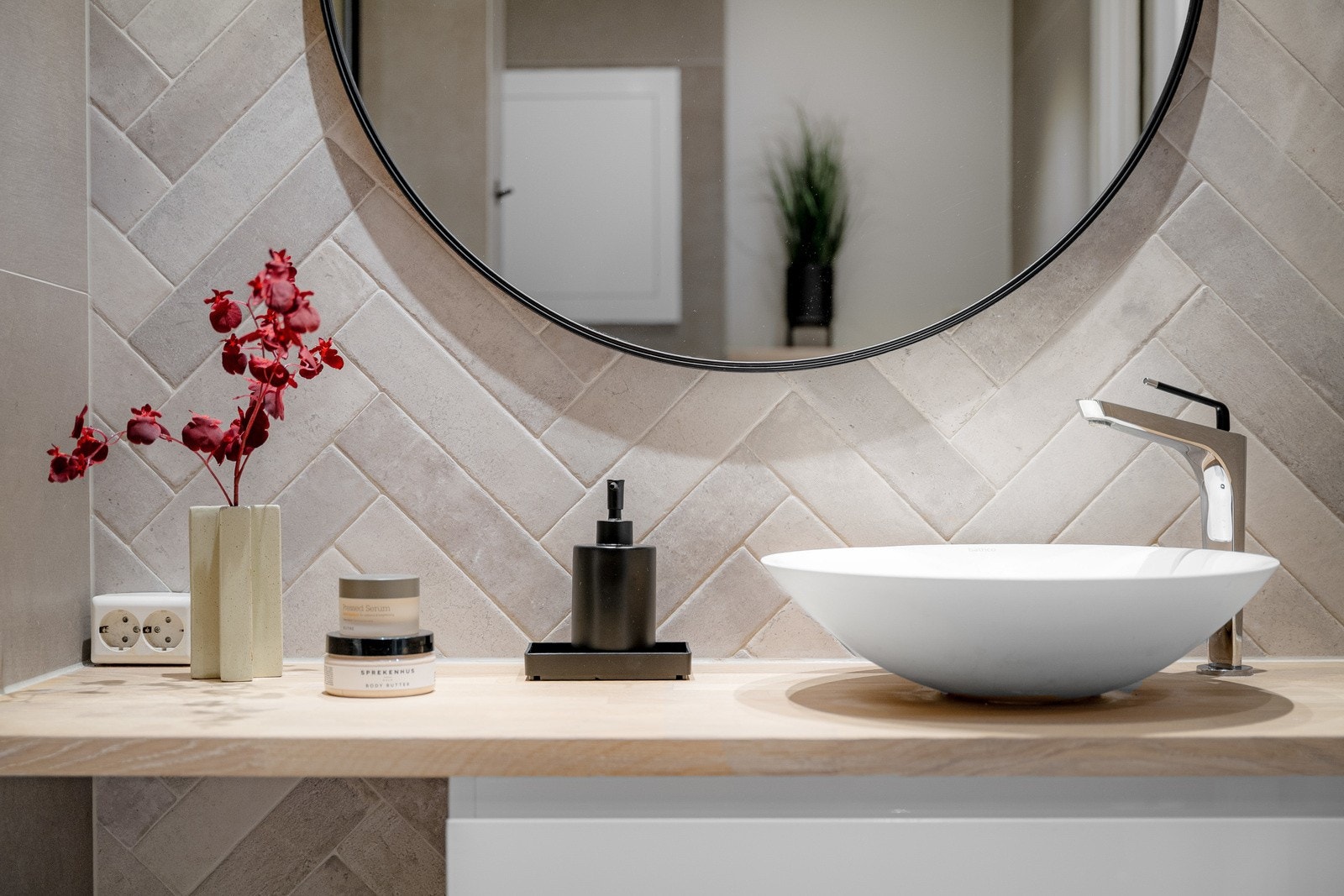 Badet er etablert der det opprinnelig var toalettrom, og deler av entréen er innlemmet for å gi rom for et større og mer funksjonelt bad. Galleribilde