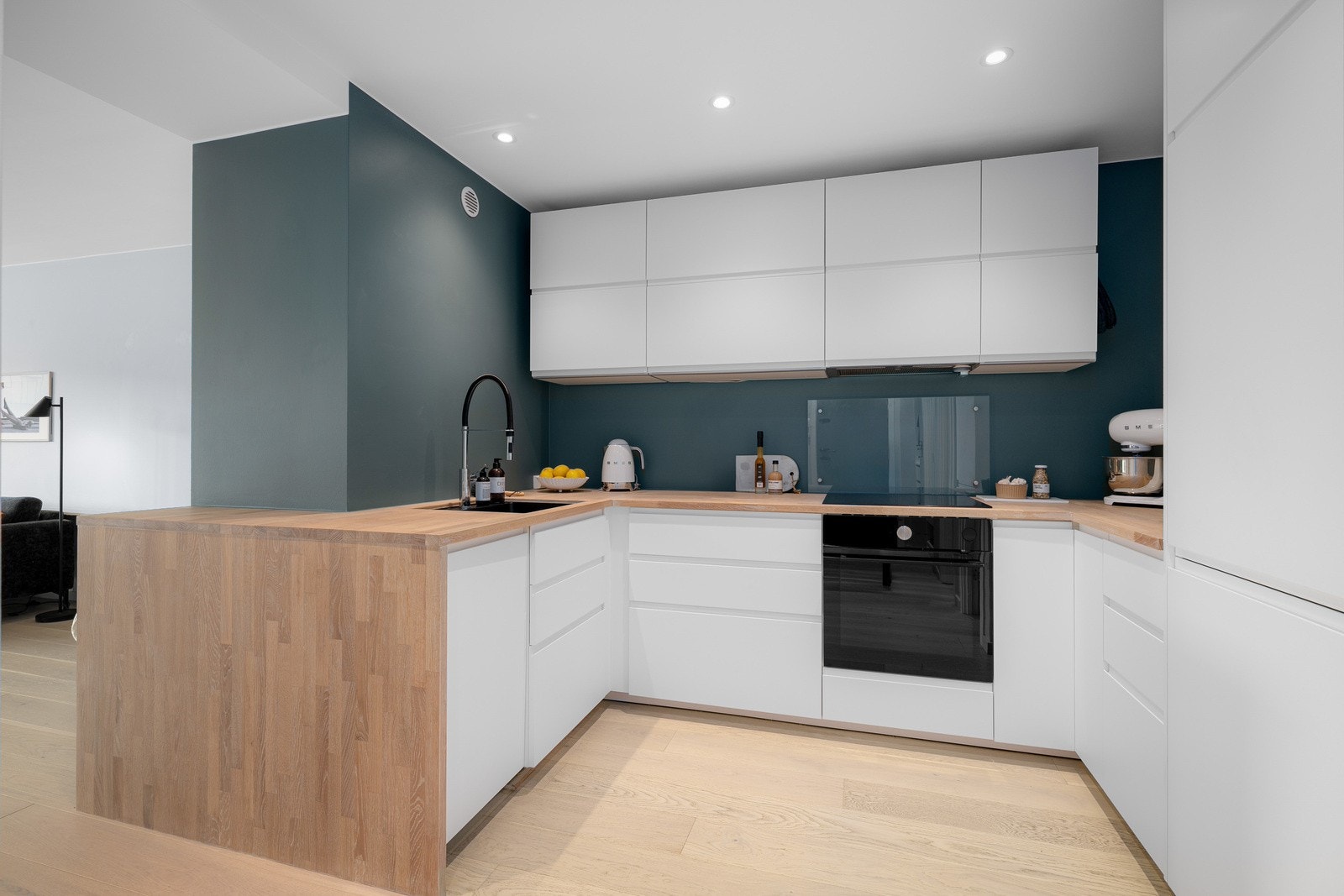 Benkeplaten er i lutet heltre eik fra Benkeplatespesialisten, med underlimt vask og kjøkkenarmatur med uttrekk fra Tapwell. Galleribilde