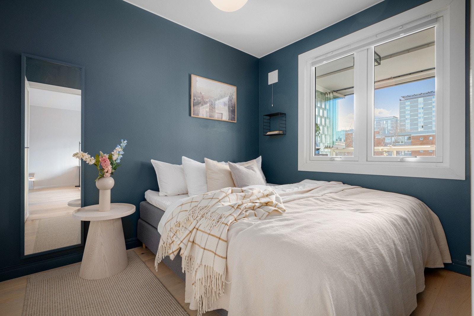 Soverom 1 av 3 | Hovedsoverommet er romslig og har god plass til dobbeltseng. Galleribilde