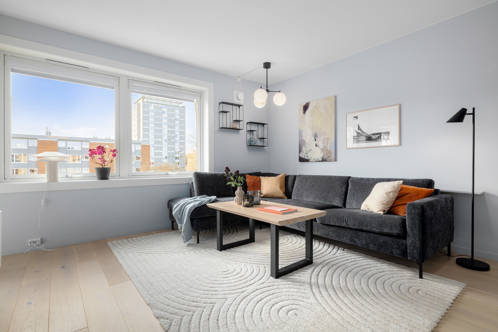 Lys og romslig stue med peisovn og utgang til solrik, sydvestvendt innglasset balkong. Galleribilde