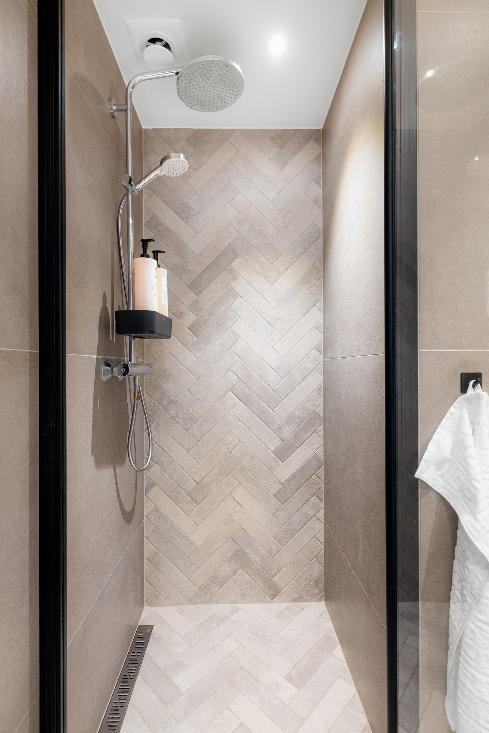 Dusjsonen er adskilt med en eksklusiv dusjdør fra Modena og utstyrt med regnfall Galleribilde