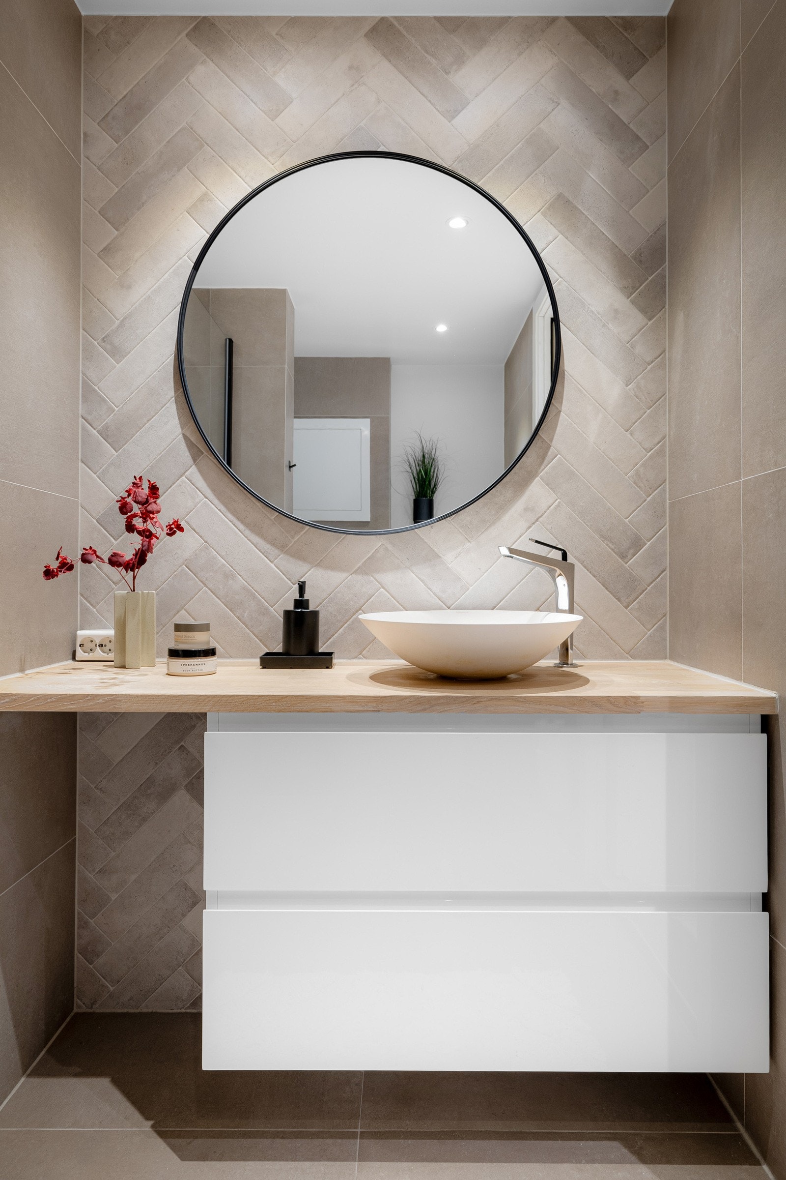 Benkeplaten er i lutet heltre eik, med servant og armatur fra Abad. Galleribilde