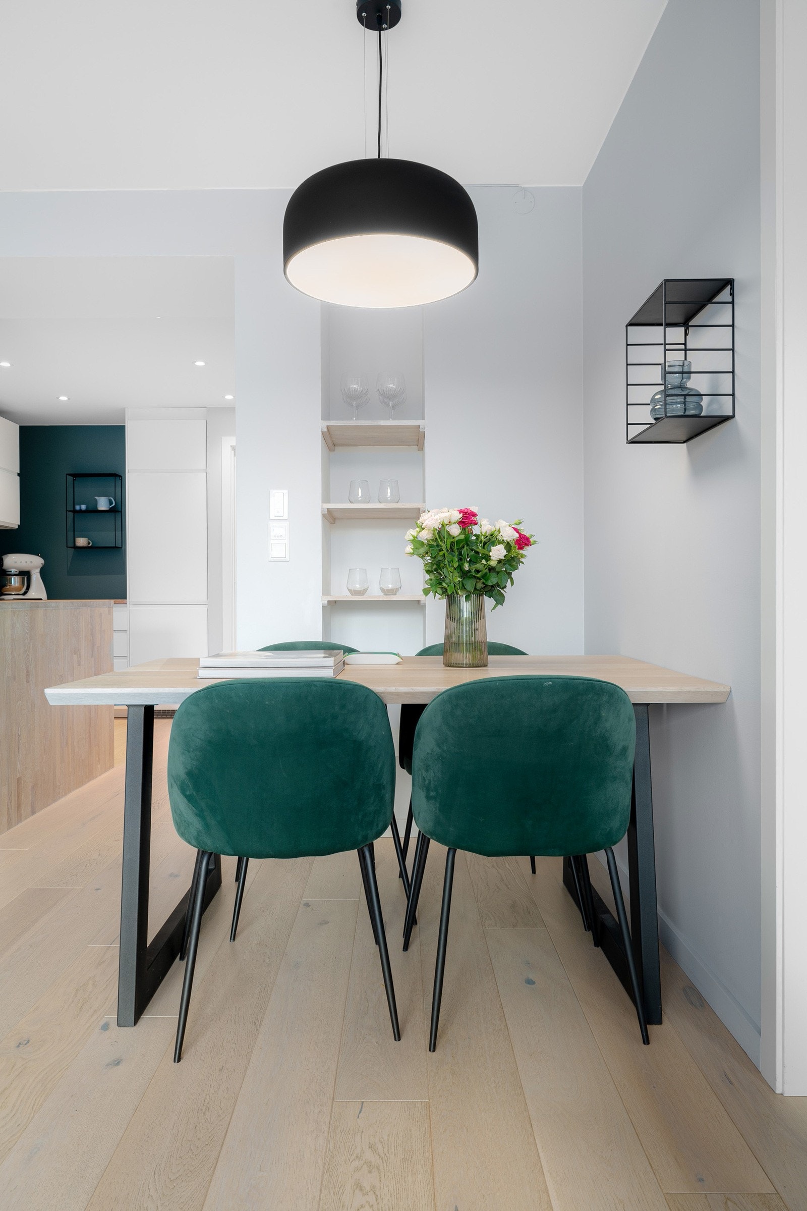 Lekkert 1-stavs eikeparkett fra 2019 som gir et helhetlig og moderne uttrykk gjennom hele leiligheten. Galleribilde